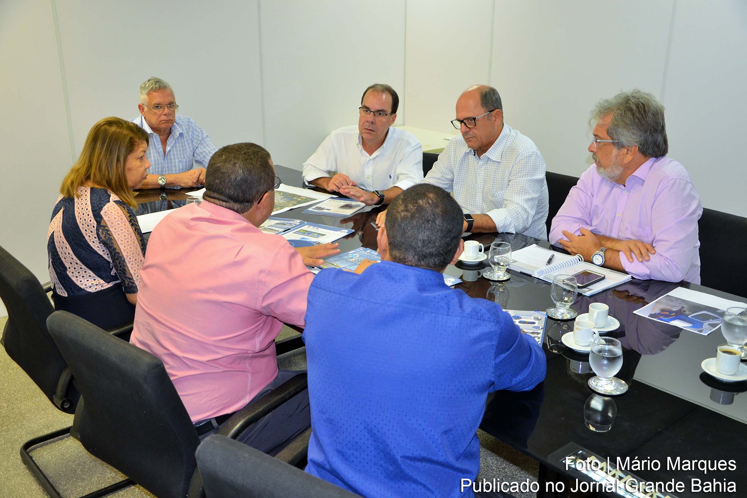 Reunião entre representantes da SIHS e da UFOB.