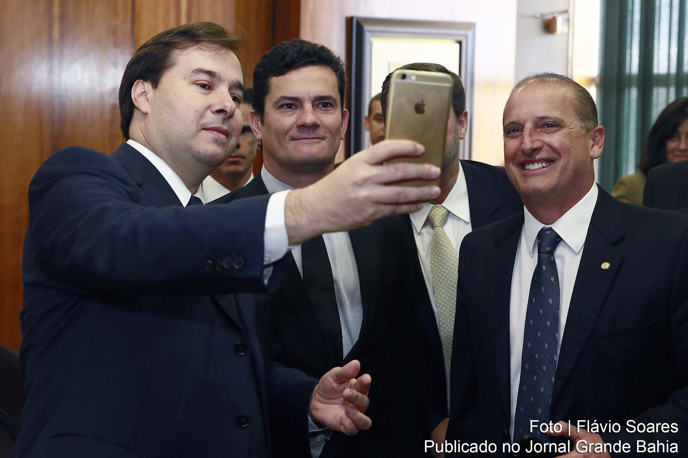 Rodrigo Maia, juiz Sérgio Moro e Onyx Dornelles Lorenzoni. Magistrado posa ao lado de políticos conservadores do Democratas, citados no Caso Lava Jato.
