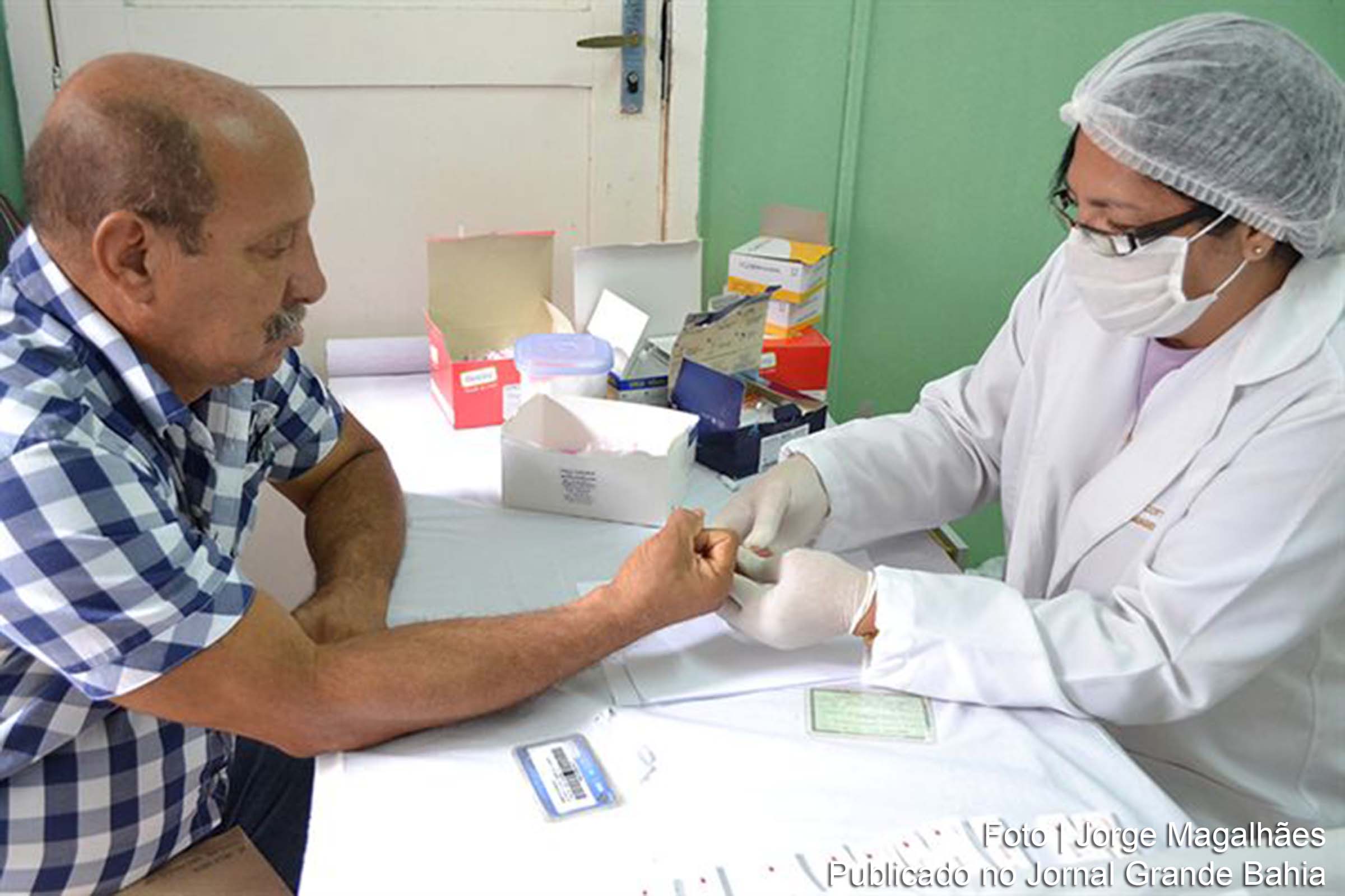 Agentes da Secretaria Municipal da Saúde realizam campanha de prevenção à hepatite.