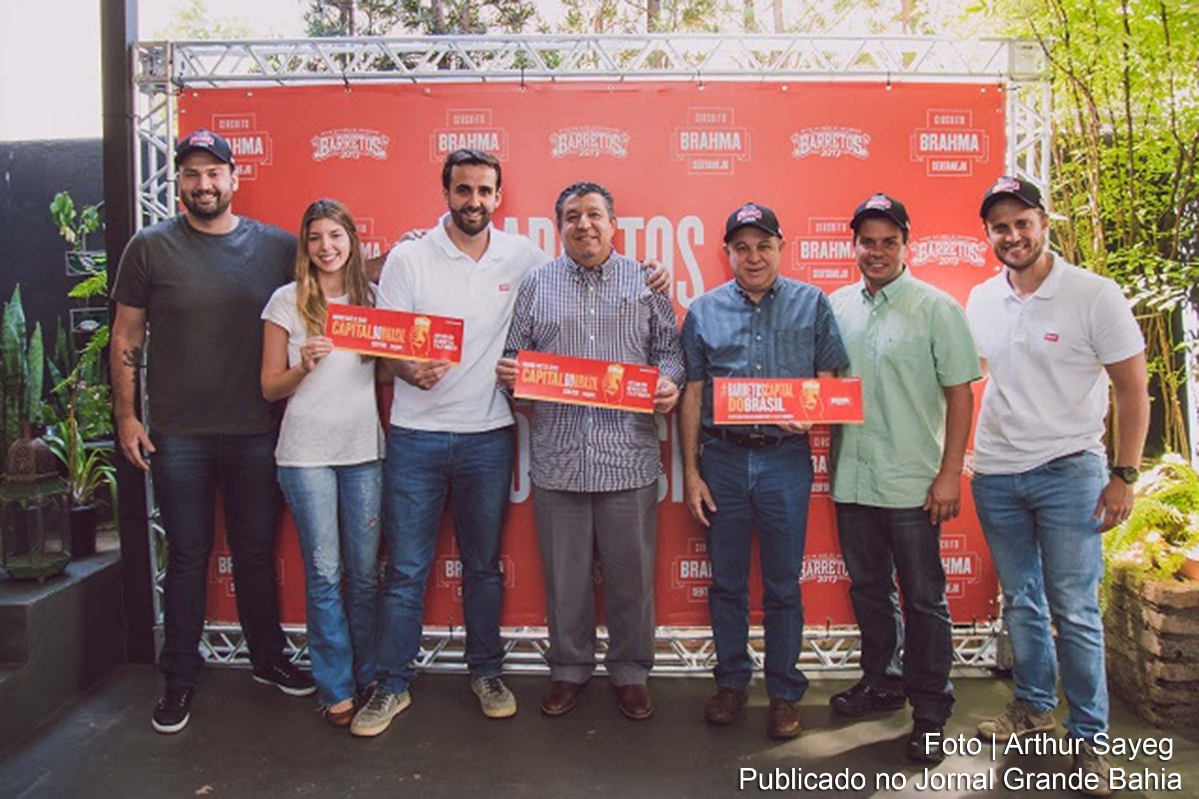 Ação homenageia o orgulho dos moradores que recebem a maior festa sertaneja do país. Na foto, representantes de Brahma e do Os Independentes.