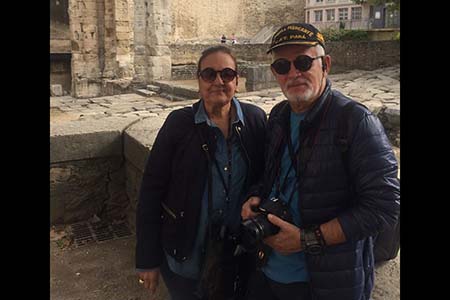 Bastante cumprimentado por gregos e troianos, presidente da Confraria dos Gastrônomos Armando Sampaio. No flash com Ieda em viagem.