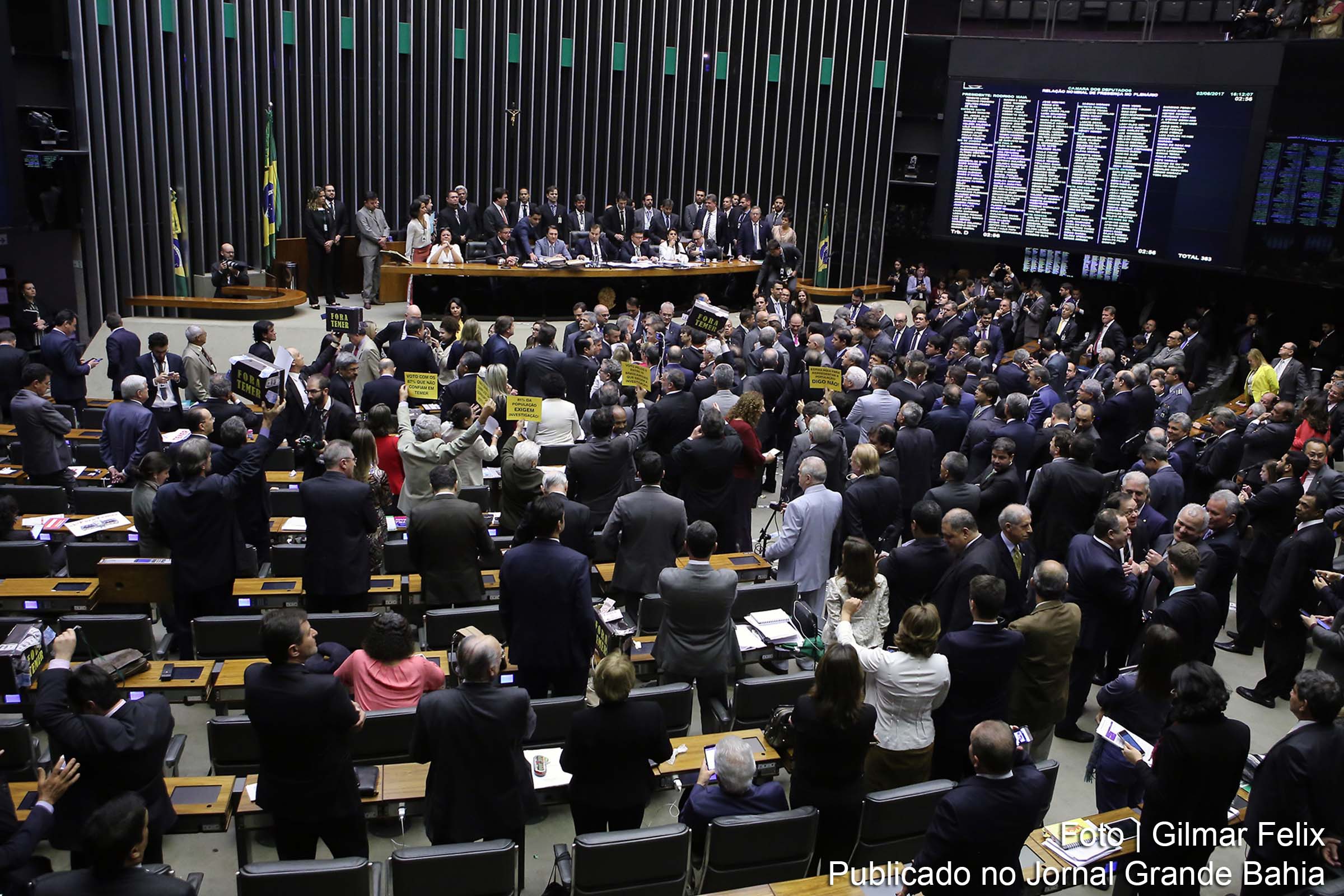 O Plenário da Câmara dos Deputados rejeitou, por 263 votos a 227 e 2 abstenções, a autorização para abrir processo criminal contra o presidente da República, Michel Temer.