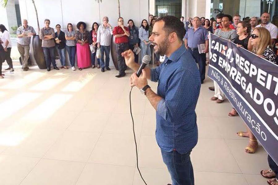 Bancários protestam em defesa da Caixa Econômica Federal.
