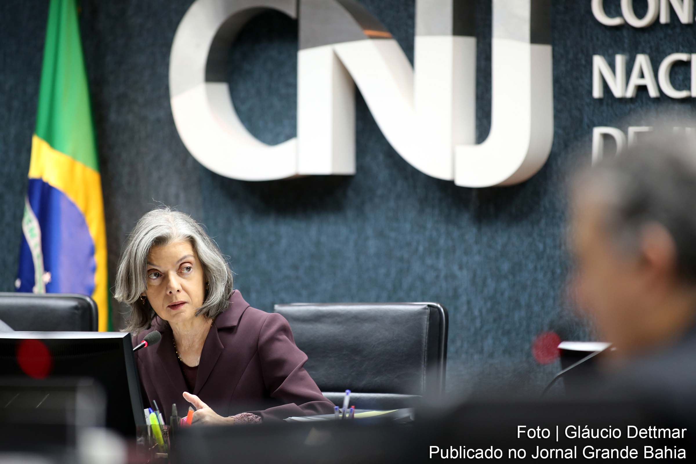 A presidente do CNJ, Cármen Lúcia, determinou investigação dos salários de juízes. Magistrada inicia cruzada pelo fim da sociedade dos privilégios, examinando desvios de membros do Poder Judiciário.