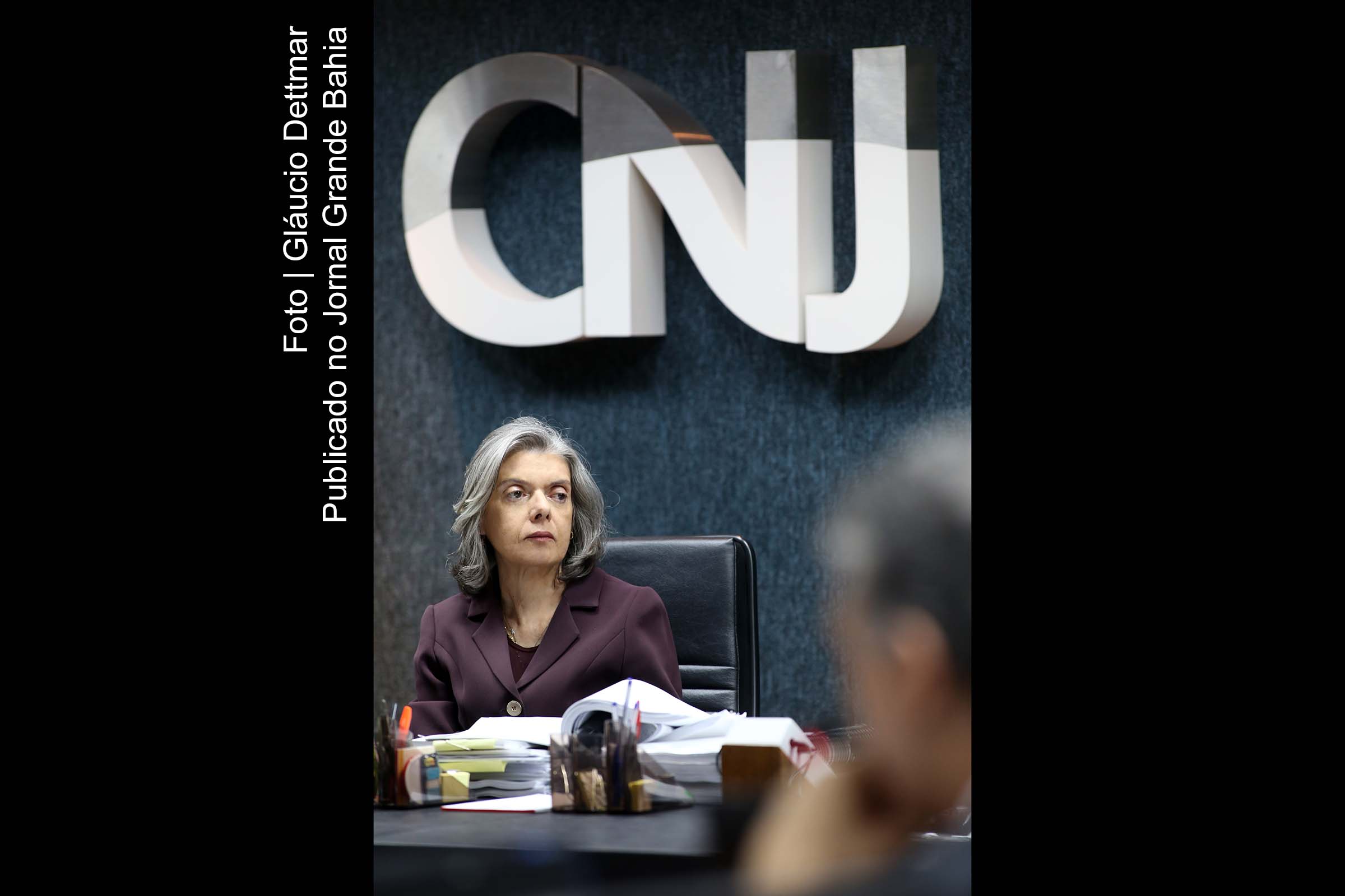 A presidente do CNJ, Cármen Lúcia, determinou investigação dos salários de juízes. Magistrada inicia cruzada pelo fim da sociedade dos privilégios, examinando desvios de membros do Poder Judiciário.