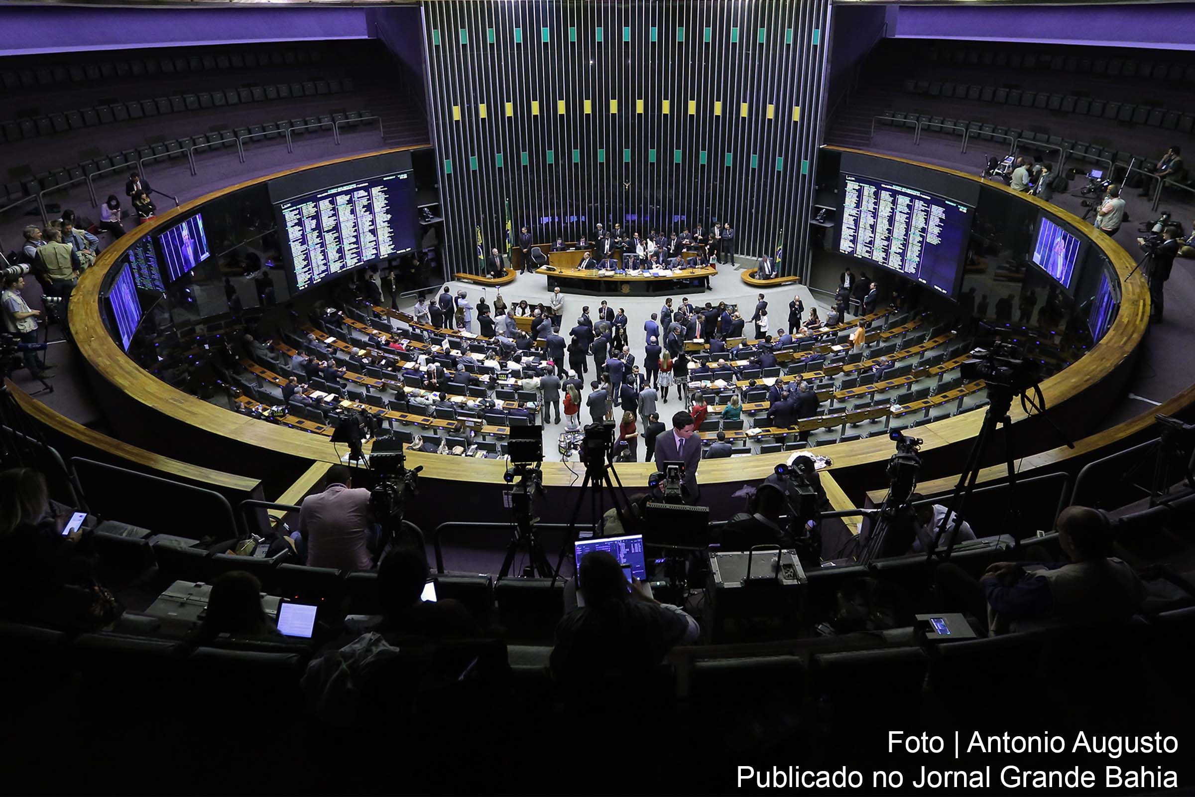 Discussão da autorização para o STF processar criminalmente presidente Michel Temer.