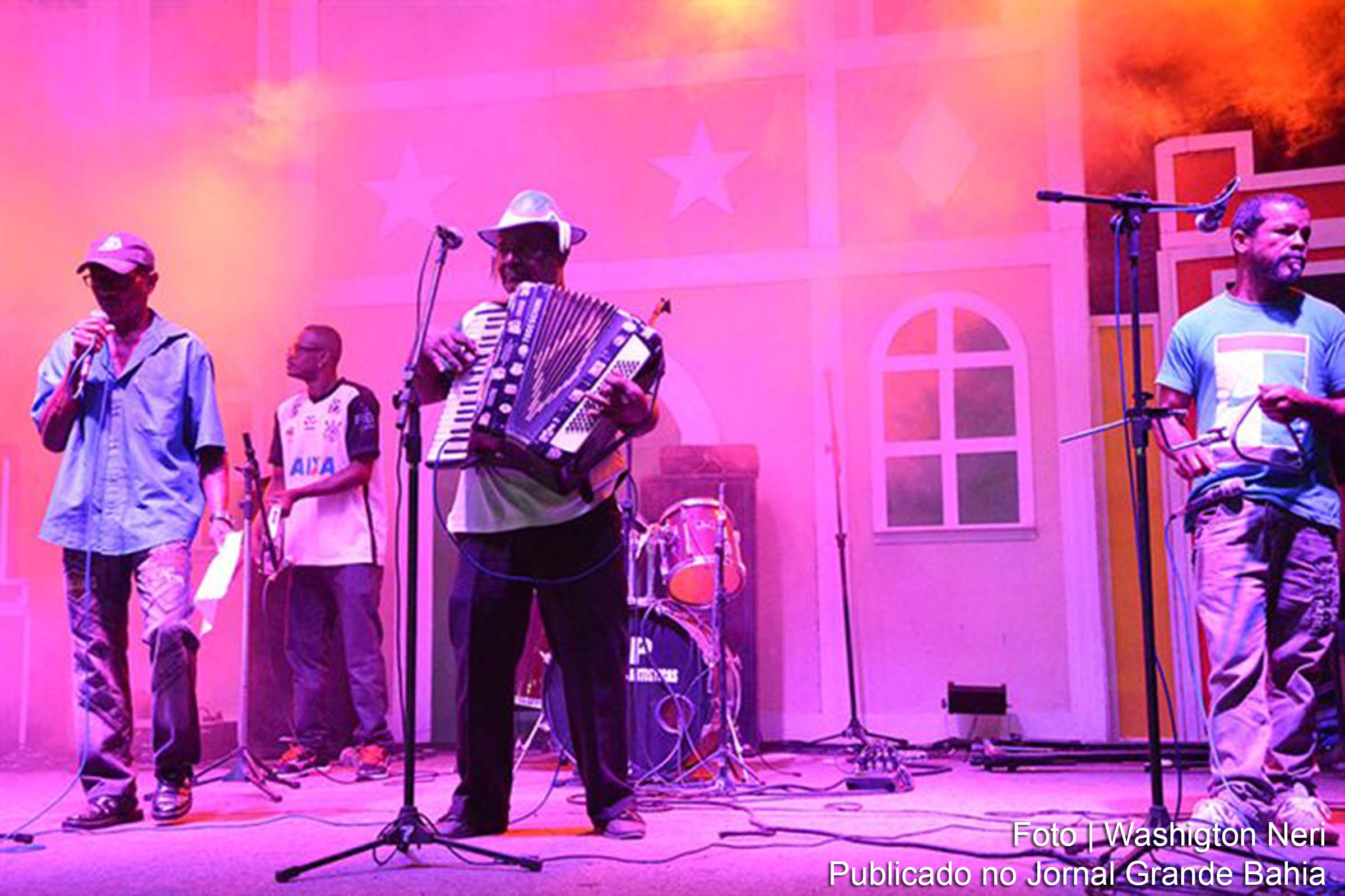 Forró de pé-de-serra no palco do Caminho da Roça durante Expofeira.