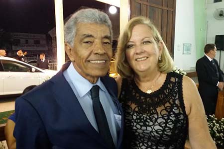 João Veloso em festa hoje, pelos oitenta anos, ladeado por sua esposa Martine.