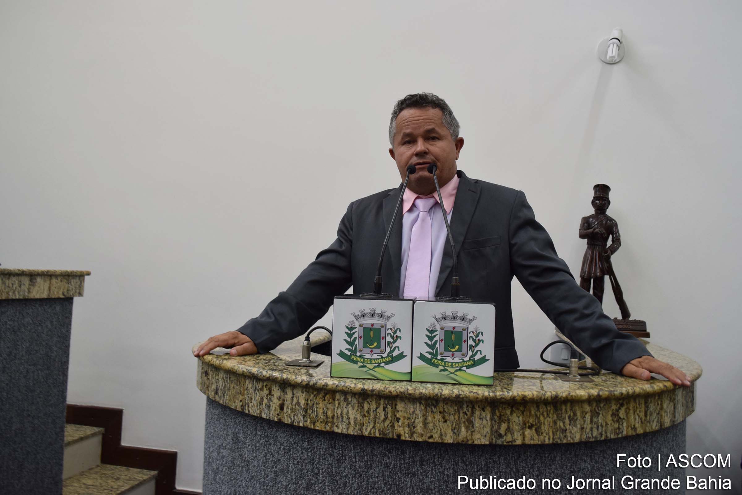 José Menezes (Zé Filé): quero saber o porquê dessa secretaria não atender aos pedidos feitos para substituições dessas lâmpadas.