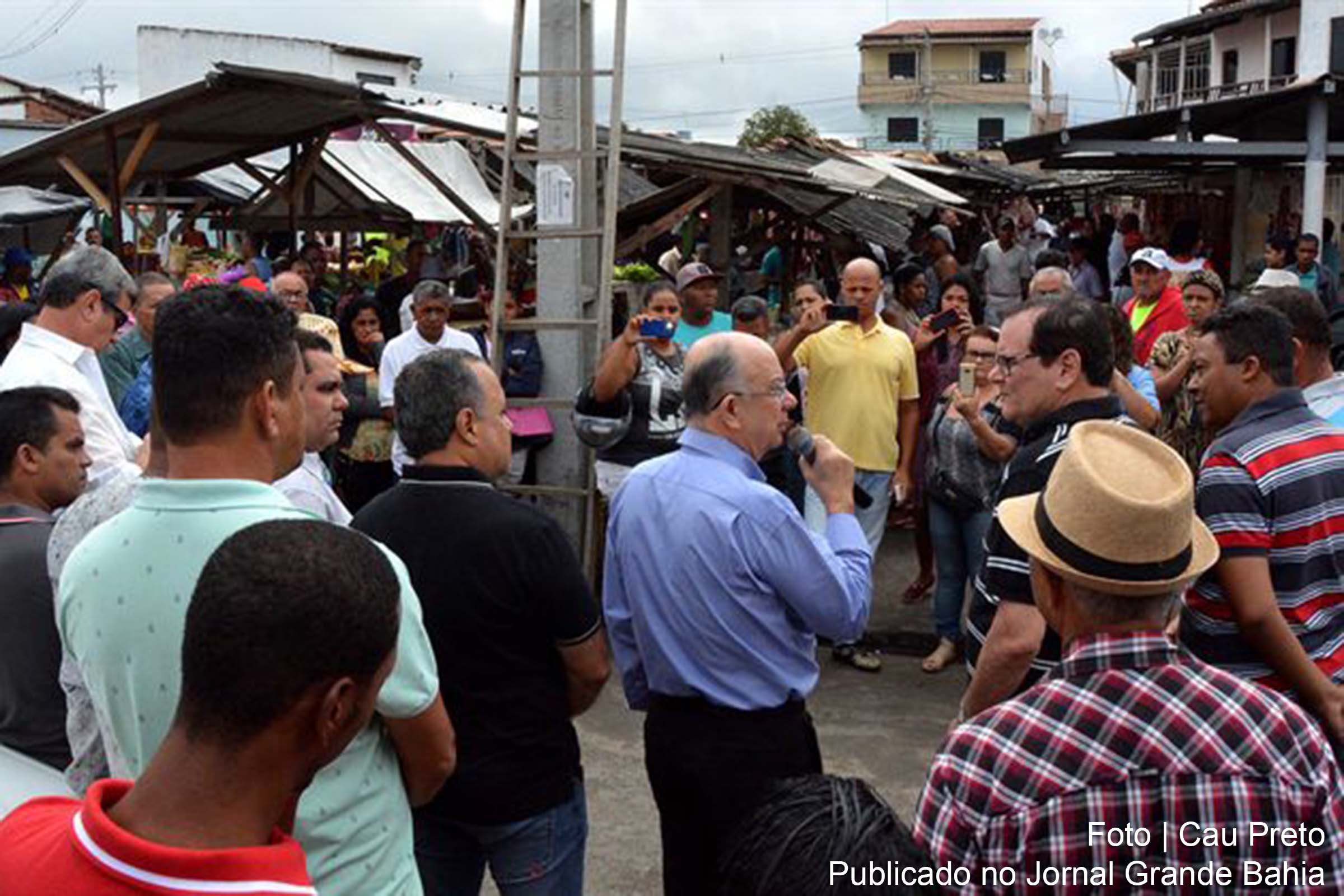Prefeito José Ronaldo anuncia instalação de cobertura na feira livre do bairro George Américo.