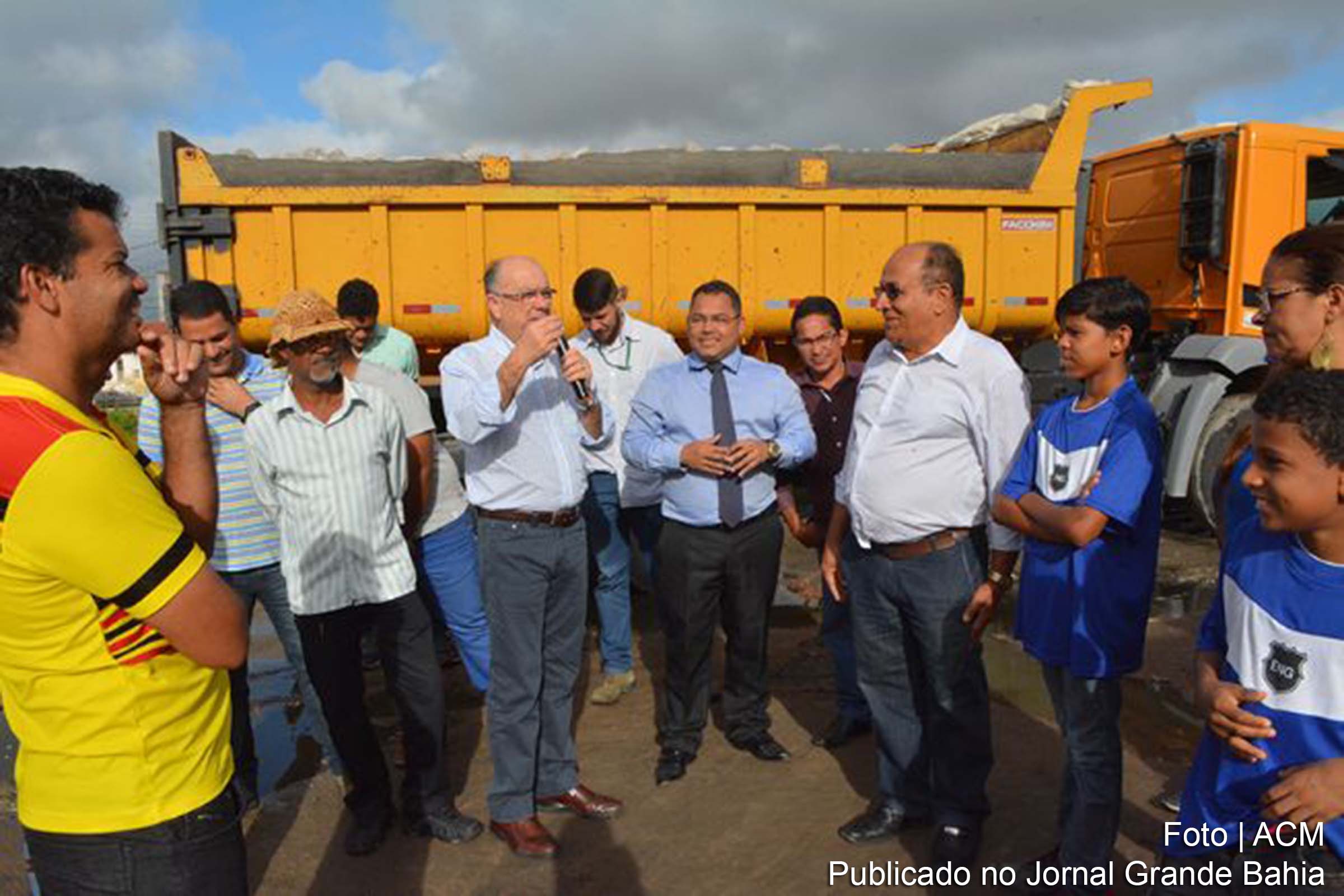 Prefeito José Ronaldo autoriza obras de pavimentação no Bairro Jardim Acácia.