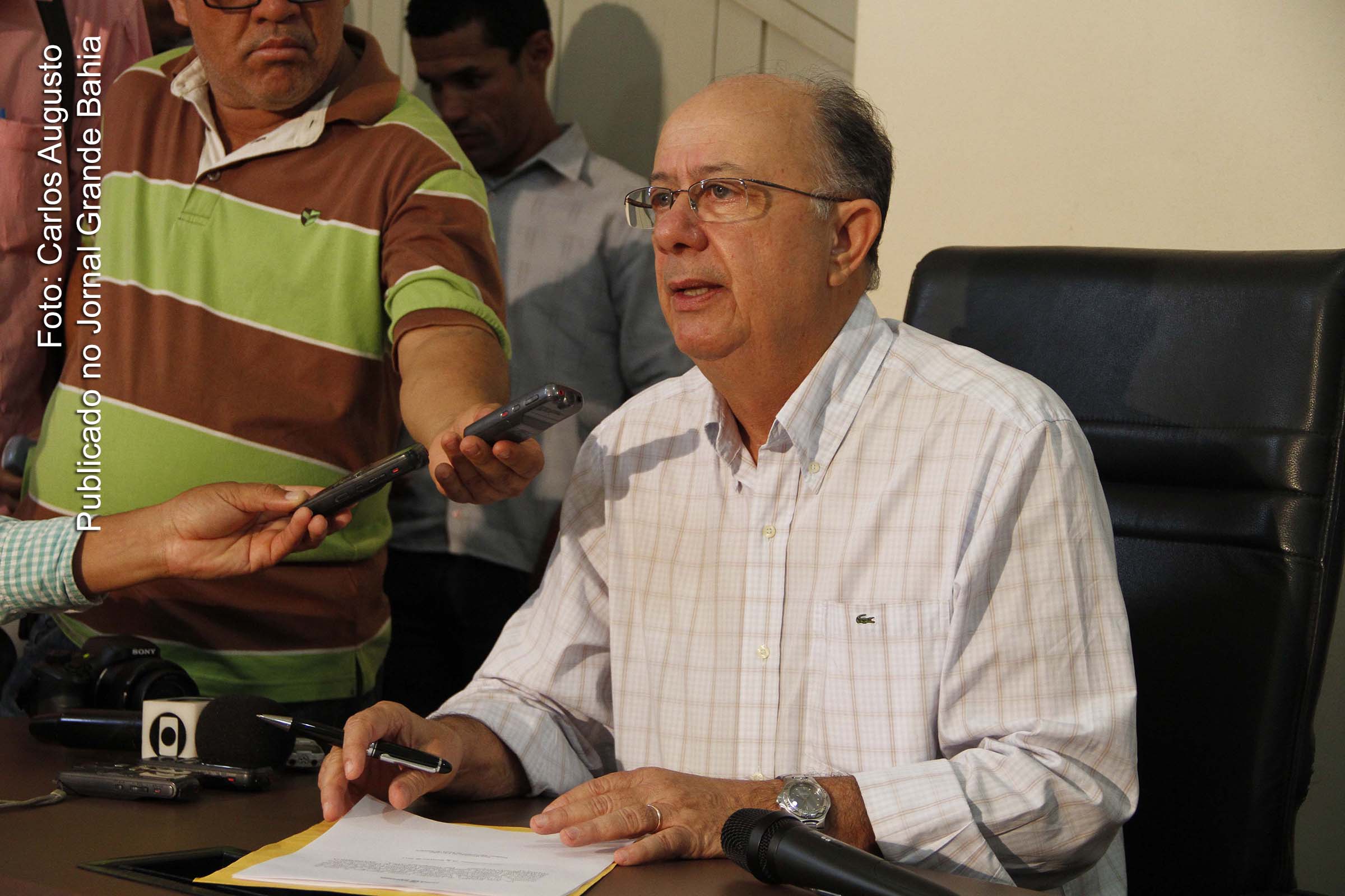 Prefeito José Ronaldo de Carvalho recebe homenagem de alunos da rede municipal.