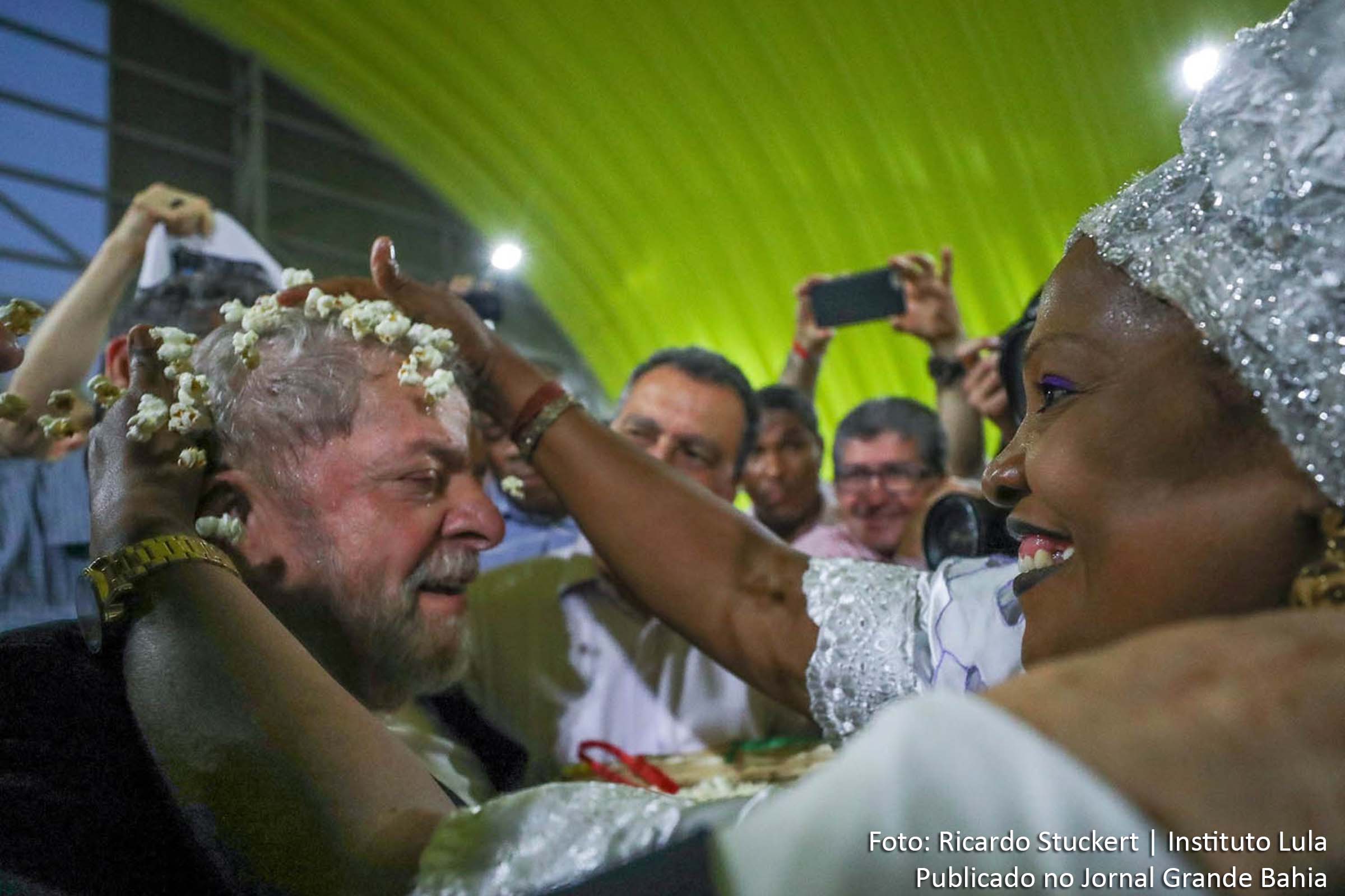 Ex-presidente Lula recebe o afeto e as bênçãos do povo baiano.