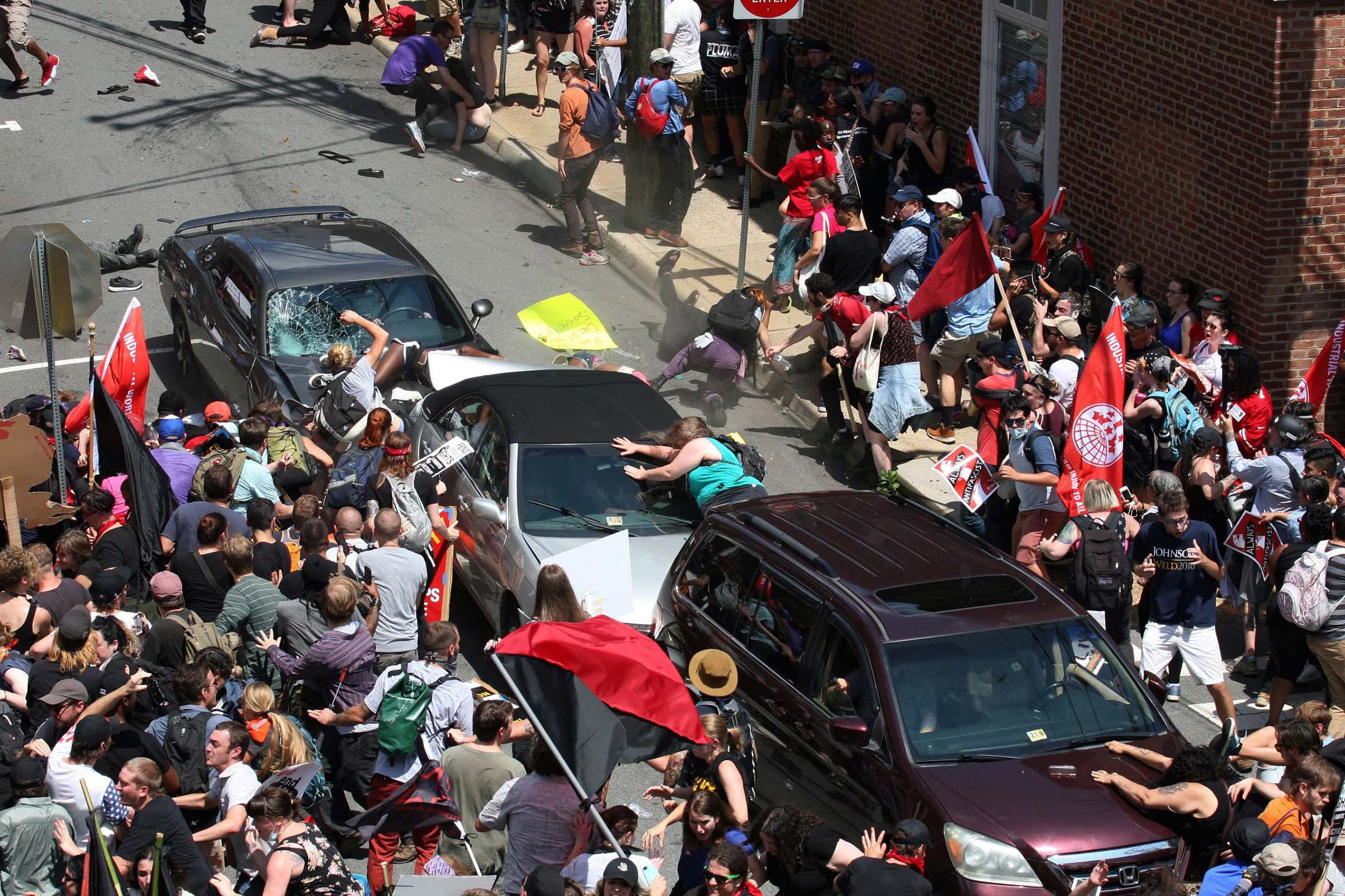 Marcha de grupos nacionalistas termina com um morto e pelo menos 20 feridos após choques com polícia e manifestantes pacifistas. Presidente Donald Trump é criticado por condenar confrontos, mas não racismo.