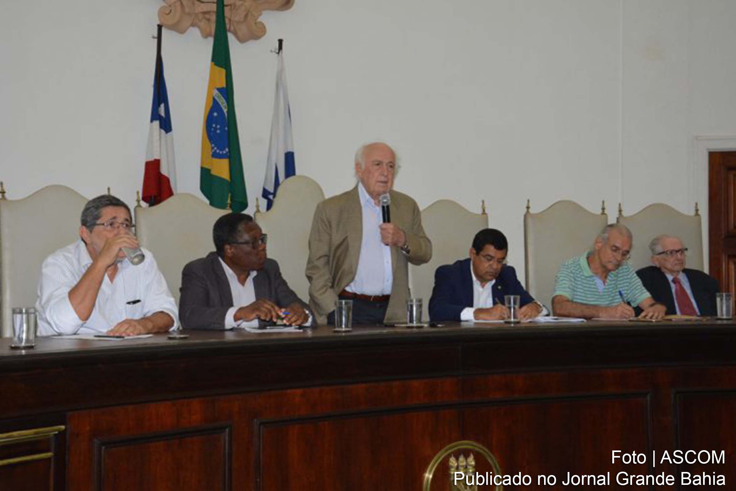 Na mesa da segunda sessão do ciclo, José Sérgio Gabrielli, Henrique Tomé, Bresser-Pereira, Davidson Magalhães, Jorge Almeida e Roberto Santos.