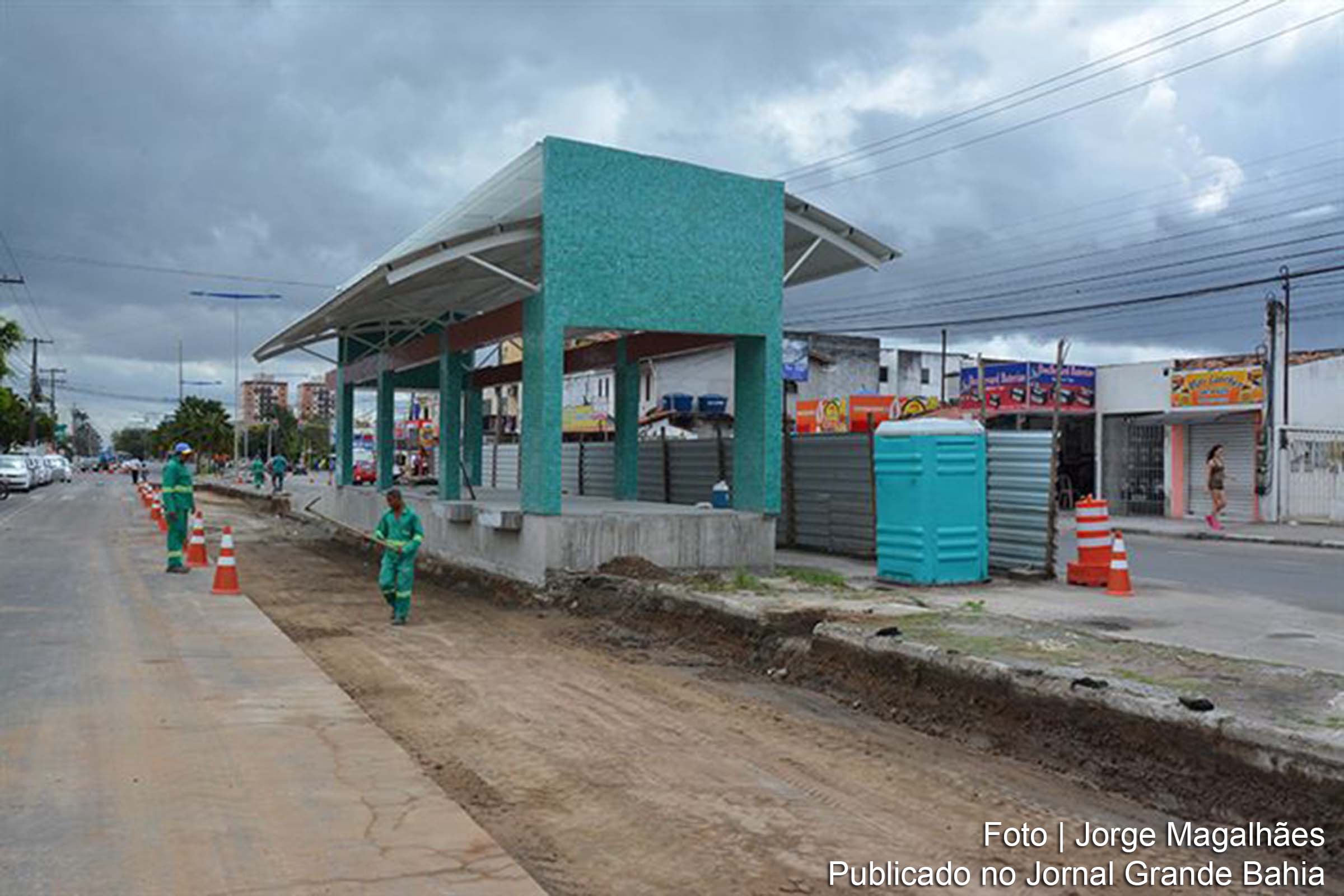 Obras de pavimentação em concreto da pista lateral às estações do BRT da avenida João Durval.