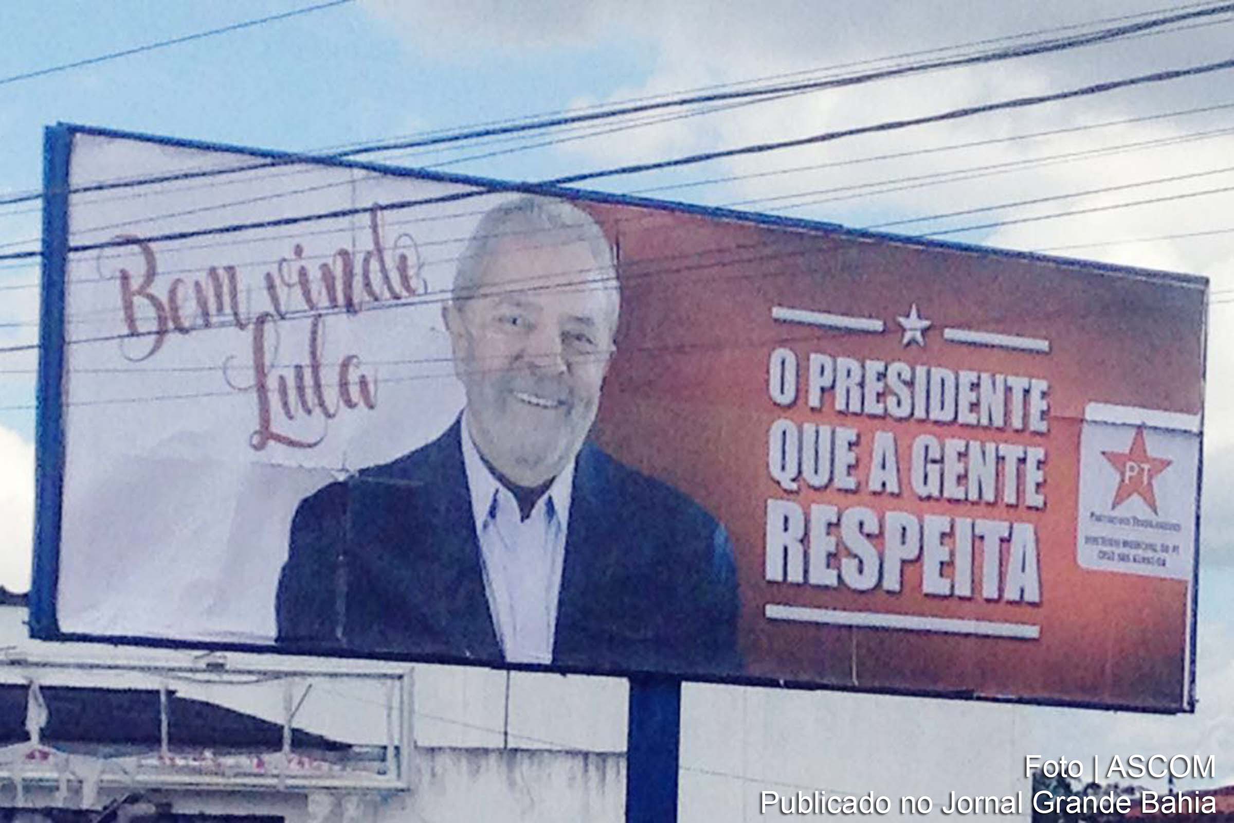 Outdoor em Cruz das Almas destaca respeito da população pelo trabalho realizado pelo ex-presidente Lula.