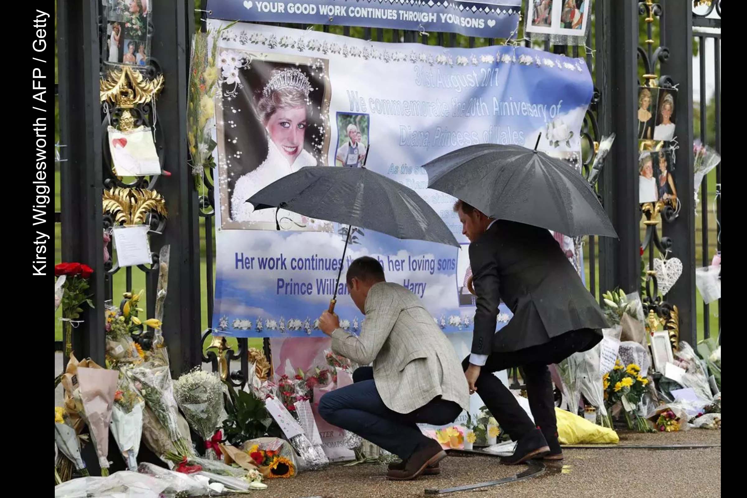 O príncipe William da Grã-Bretanha, duque de Cambridge; e o príncipe Henrique Carlos Alberto Davi (Harry) examinaram os tributos deixados em memória da princesa Lady Di, em uma das entradas do palácio de Kensington, em Londres, Inglaterra.