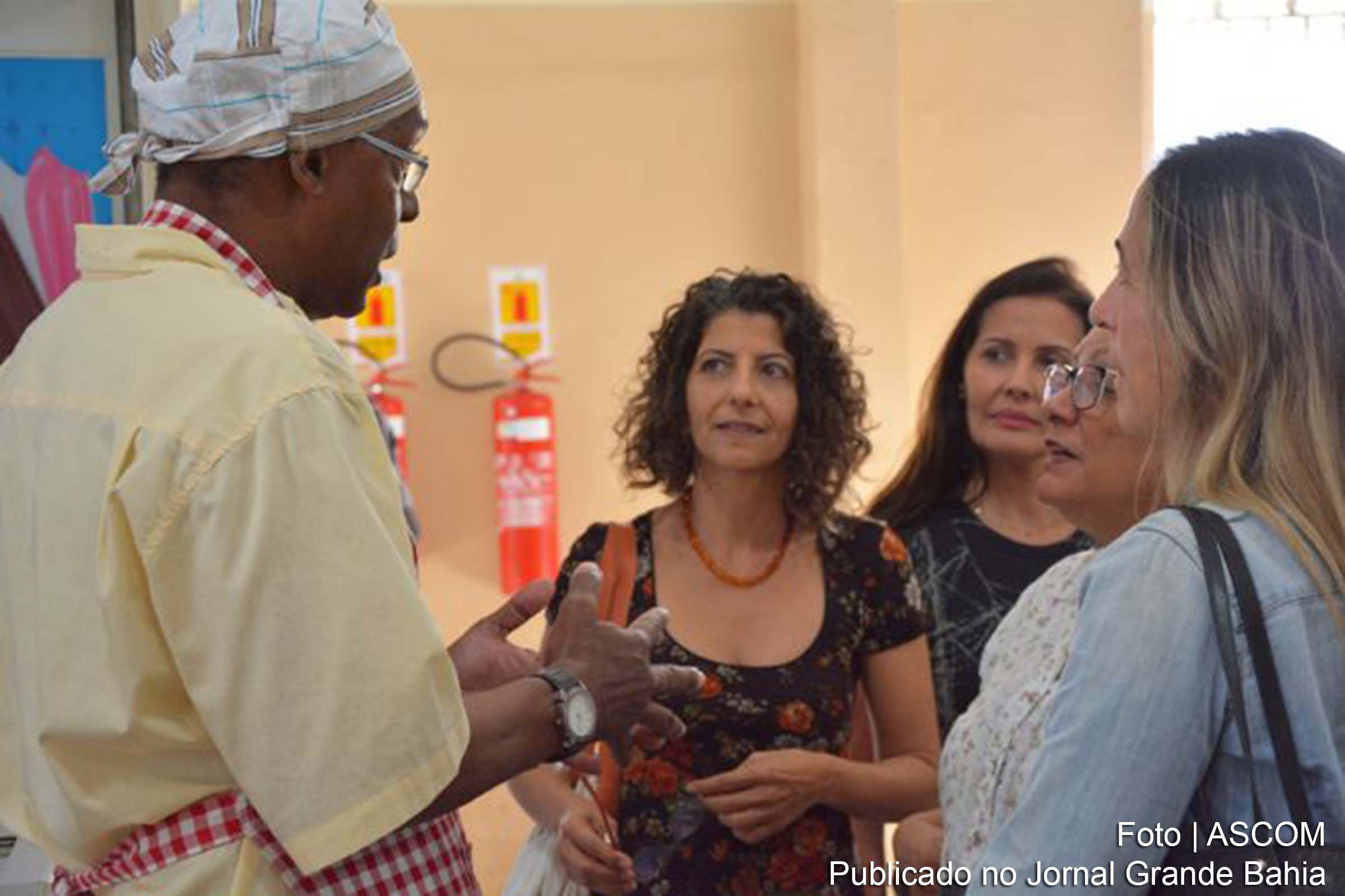 Representantes da Superintendência de Fomento ao Turismo do Estado da Bahia visitam o Mercado de Arte Popular de Feira de Santana.