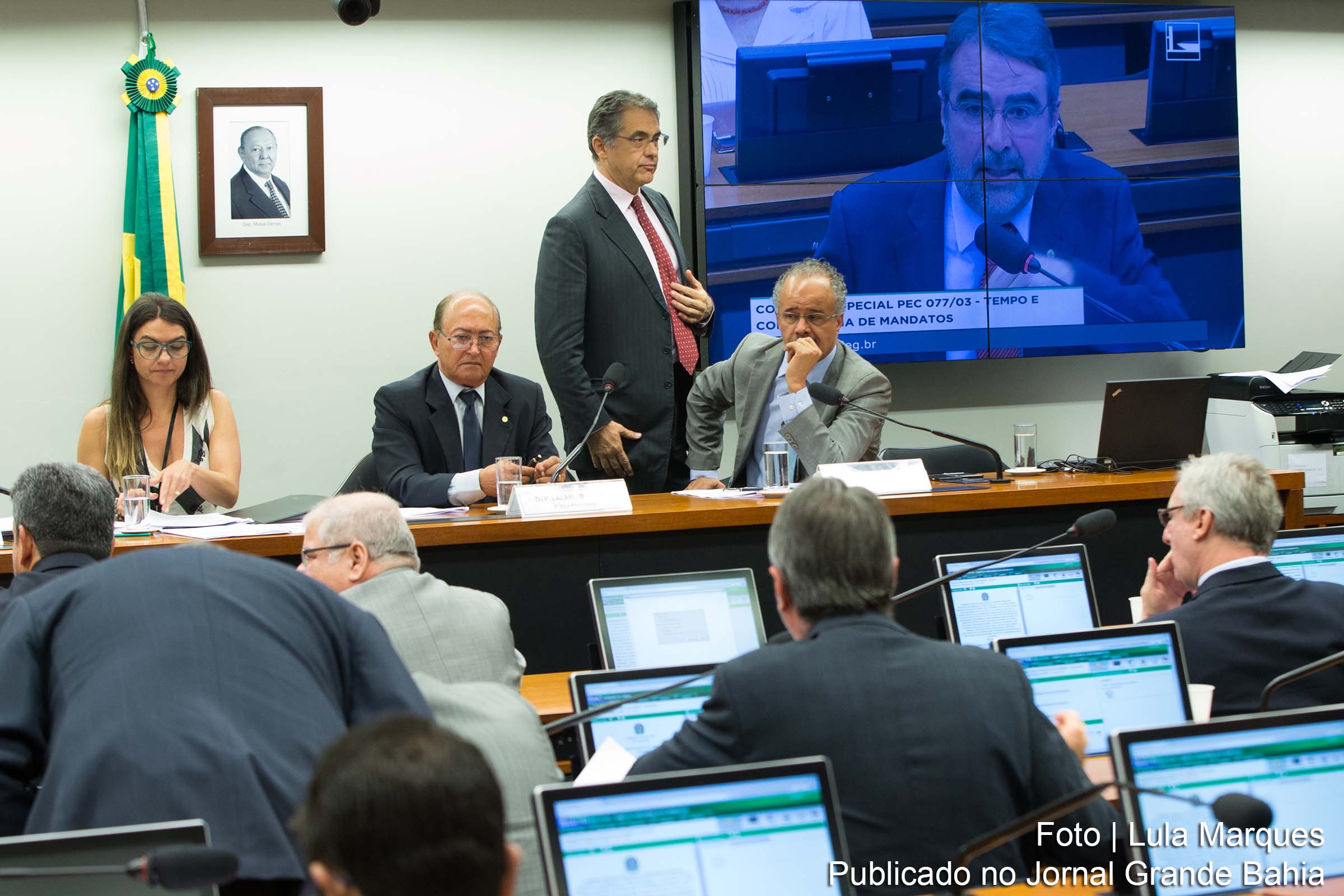 Reunião da Comissão da Reforma Politica da Câmara dos Deputados aprovou fundo eleitoral de R$ 3,6 bilhões; voto majoritário para deputados em 2018 e para vereadores em 2020; e sistema distrital misto a partir de 2022.