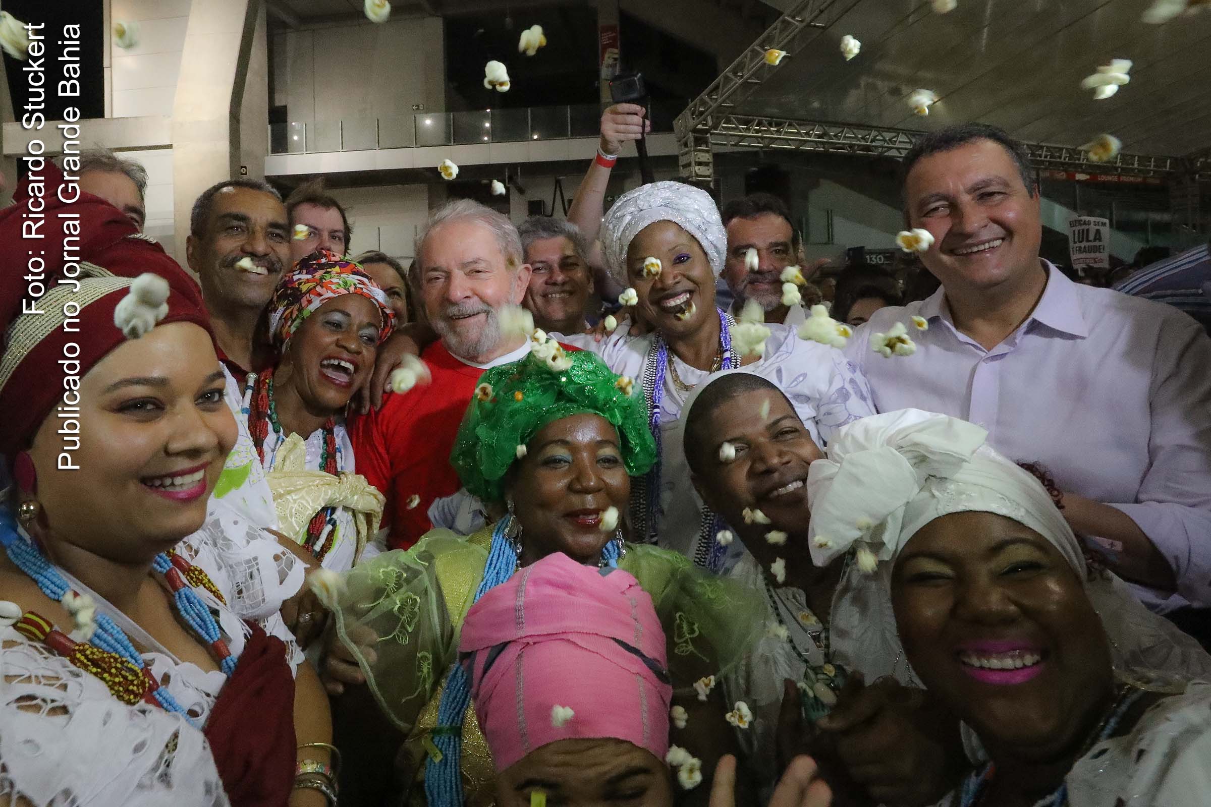 Povo da Bahia recebe ex-presidente Lula com afeto e alegria.