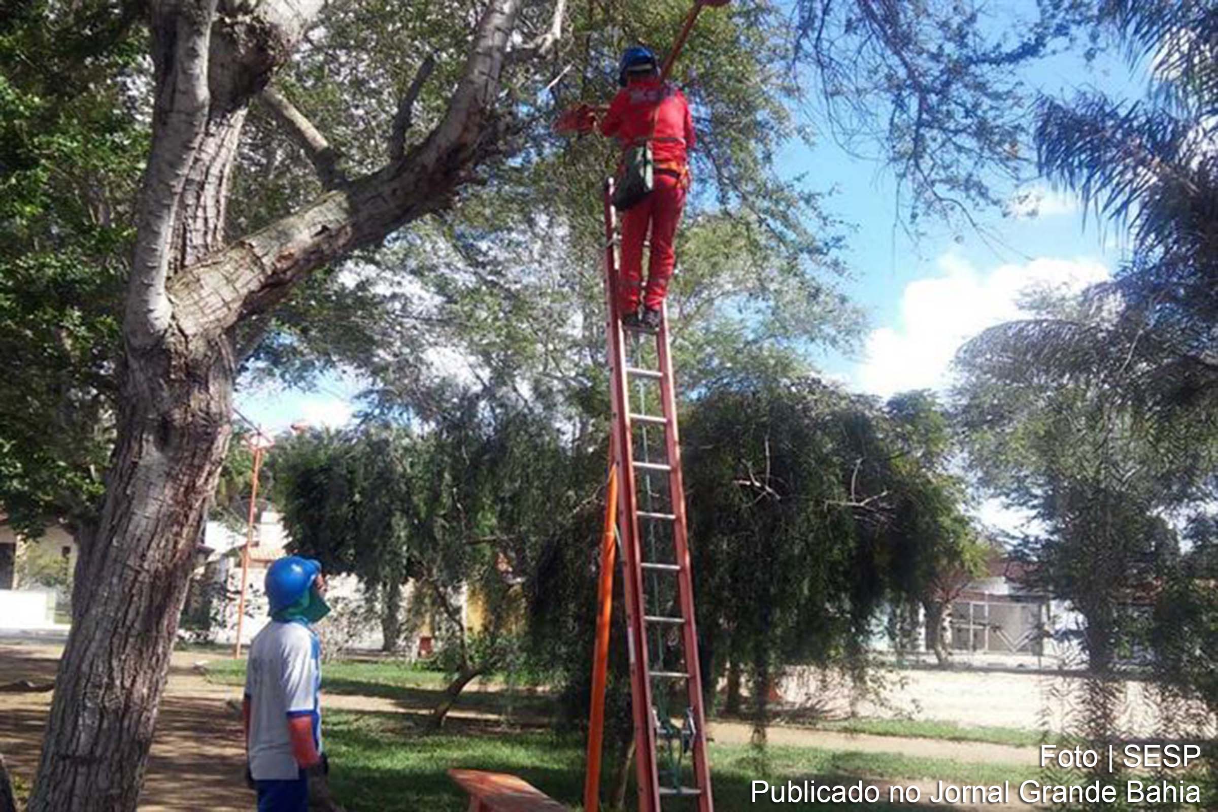 Secretaria de Serviços Públicos realiza melhorias na praça do conjunto Antônio Carlos Magalhães (ACM), em Feira de Santana.