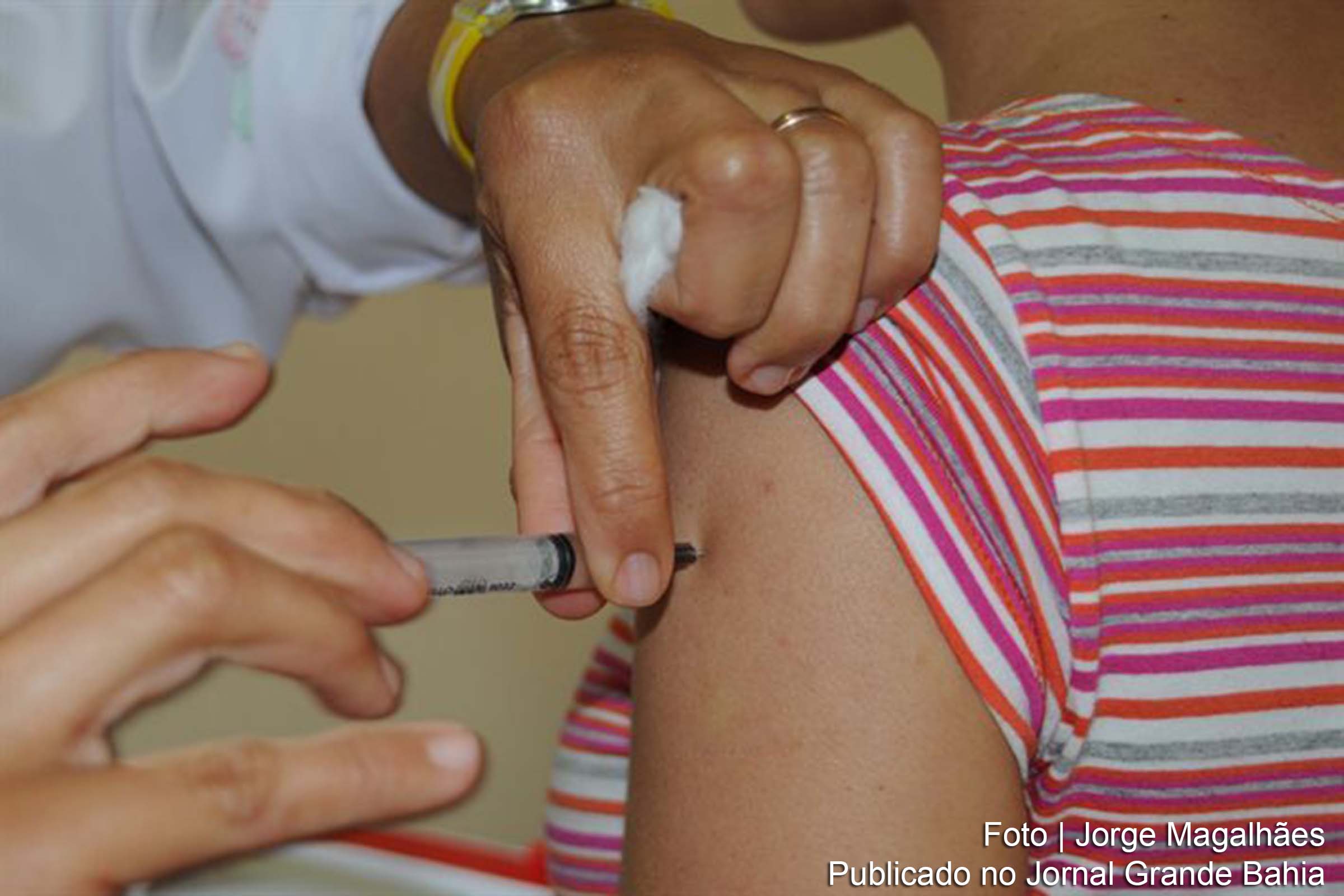 Vacinação contra HPV realizada em unidade municipal de saúde de Feira de Santana.