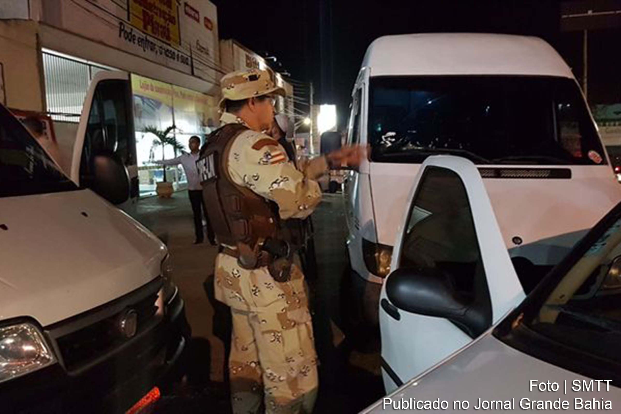 Veículos de transporte irregular apreendidos durante operação realizada em Feira de Santana.