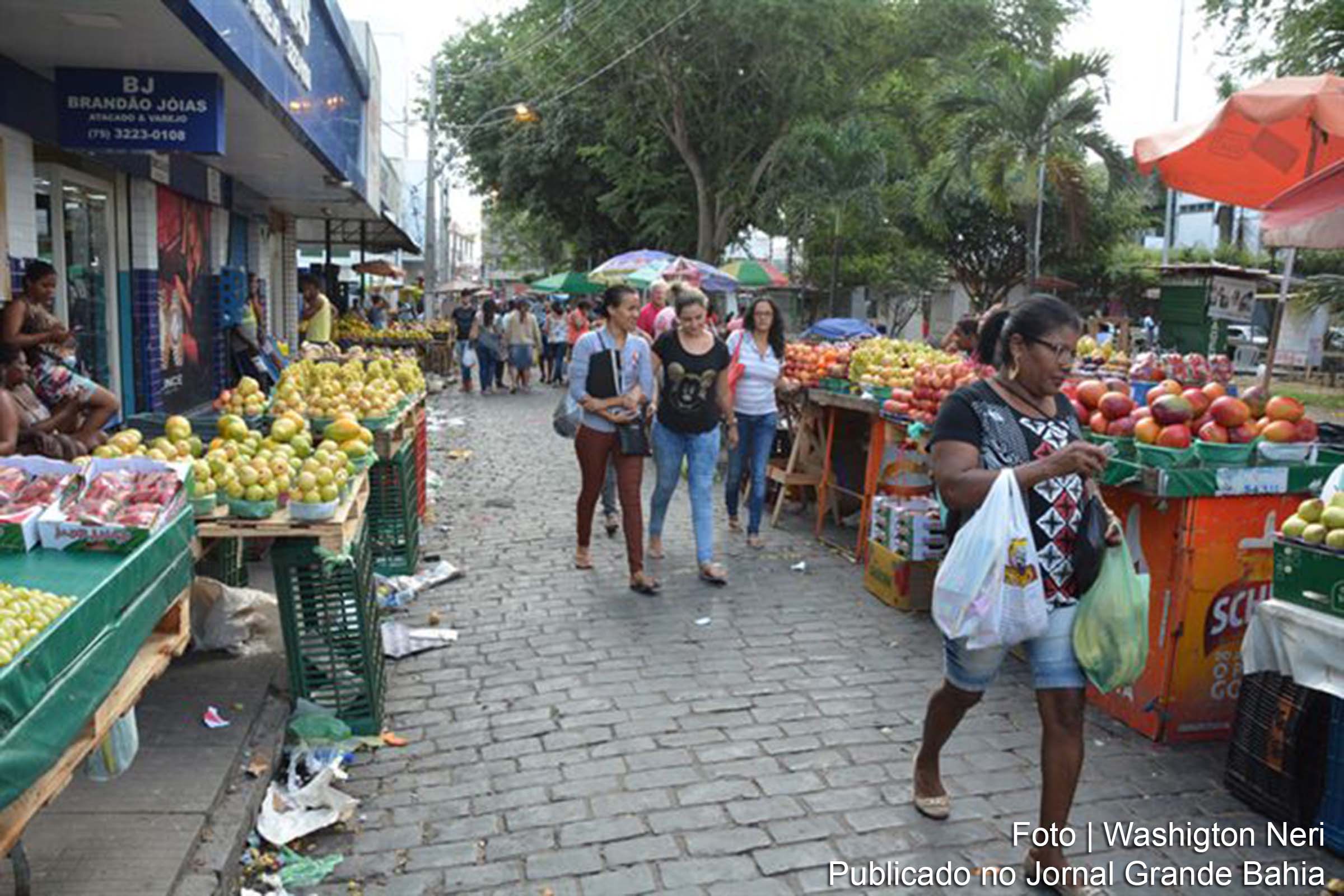 Vendedores de frutas e verduras na praça Bernardino Bahia, em Feira de Santana.