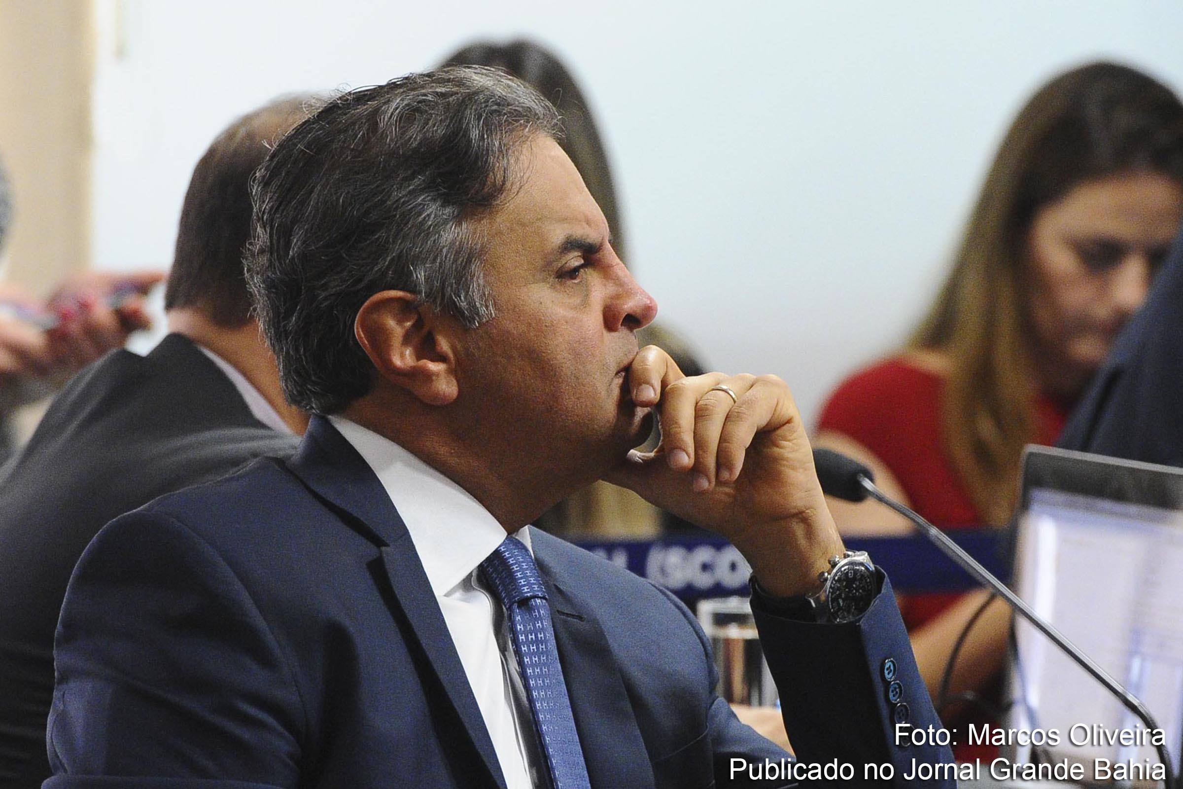 Senador Aécio Neves da Cunha é afastado da função pelo STF. Ministro Luís Roberto Barroso decidiu pelo recolhimento noturno do político.