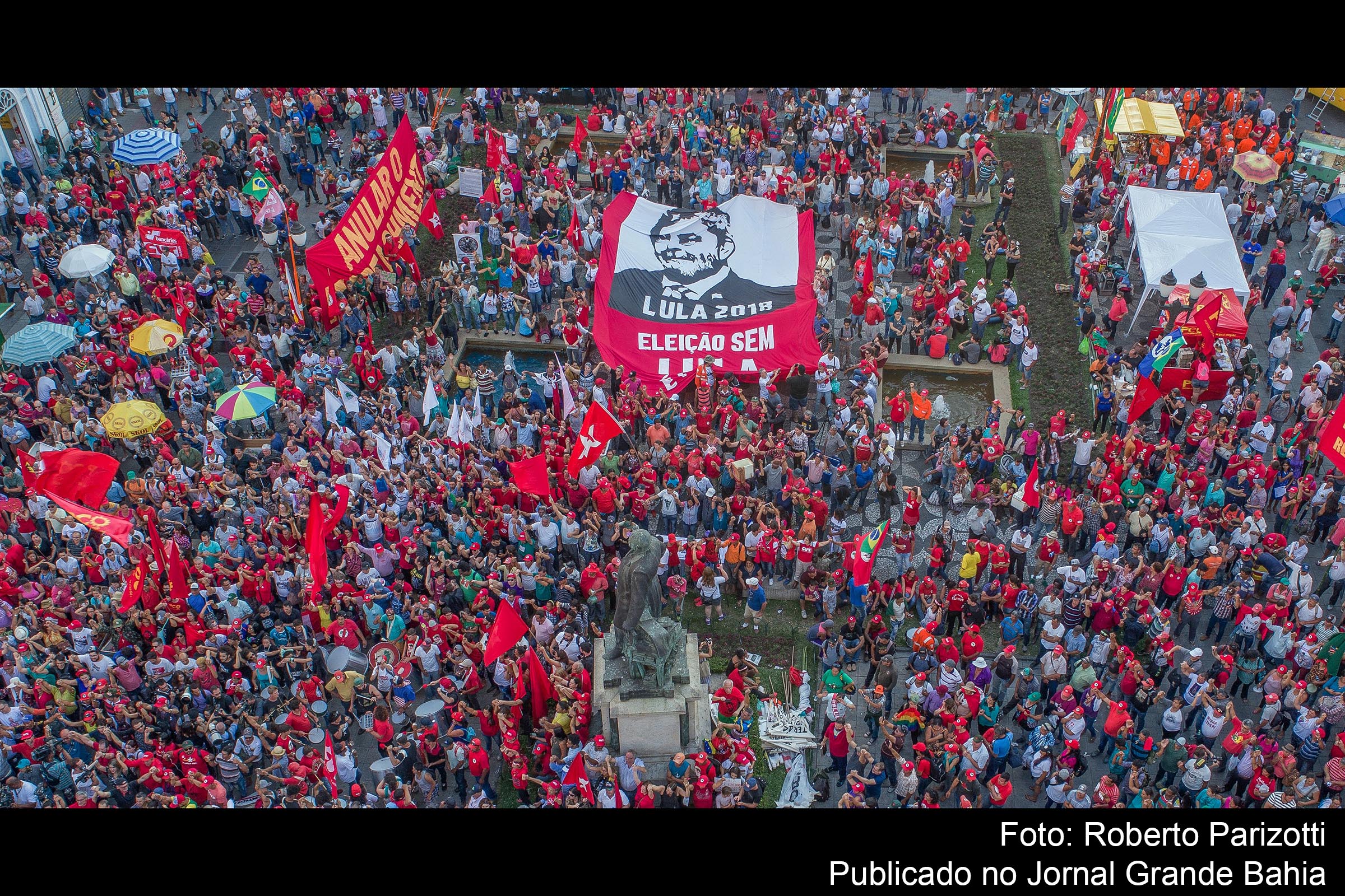 Ato na Praça Generoso Marques, em Curitiba, populares prestam solidariedades ex-presidente Lula.
