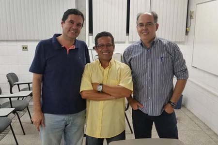 O Diretor de Difusão Científica, Basílio Fernandez, do Parque do Saber, disse que mais de 300 mil pessoas já estiveram aqui e o Planetário foi o primeiro da América Latina. Na foto, o mesmo com técnicos da astronomia.