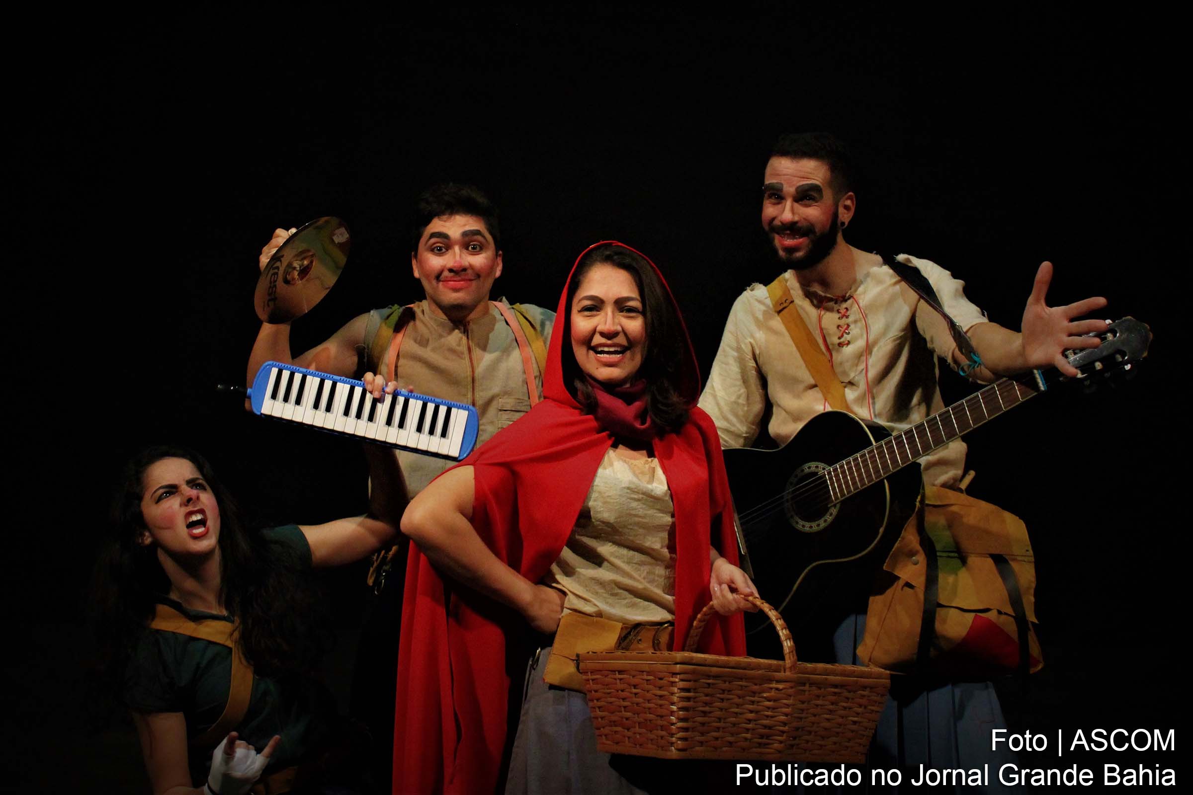Cena do espetáculo 'Chapeuzinho Vermelho'.