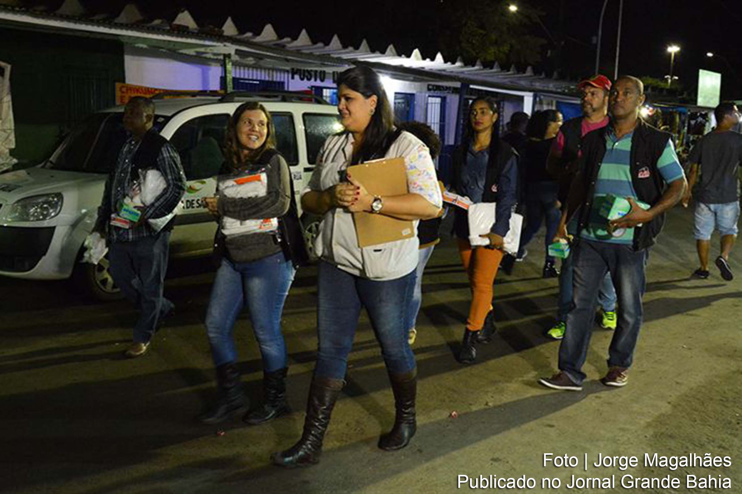Equipe da Vigilância Sanitária da Secretaria Municipal da Saúde distribui toucas, luvas e aventais para venda de alimentos na Expofeira 2017.