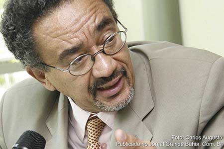 O baiano Muniz Sodré, escritor, jornalista e pesquisador, está com presença anunciada na Bienal do Livro em São Paulo, mais precisamente amanhã, domingo, às 18:30 horas, ao lado de Martinho da Vila e Maurício Pestana, com mediação de Ecio Salles.