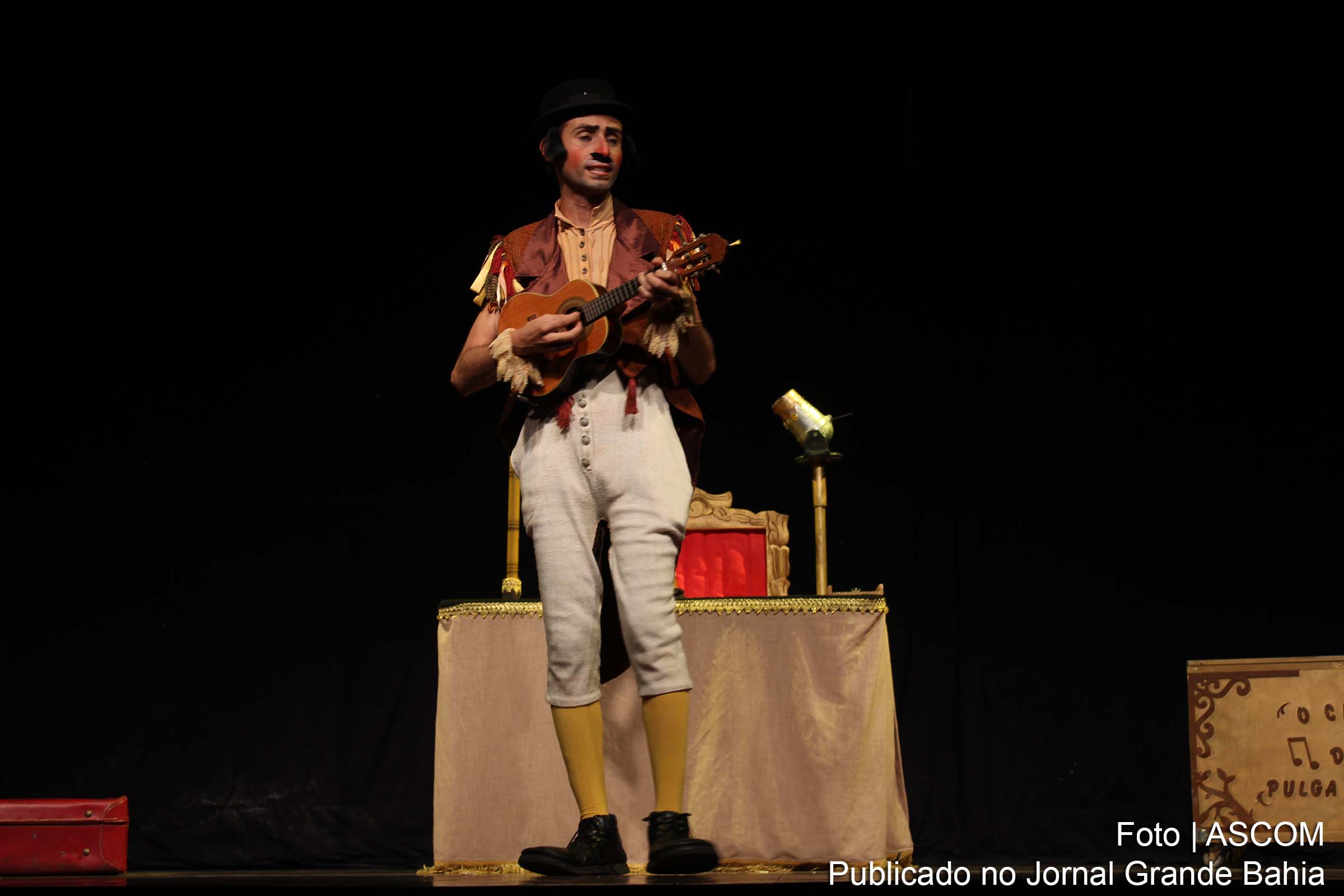 Cena da peça teatral 'Cavaco e sua pulga adestrada'.