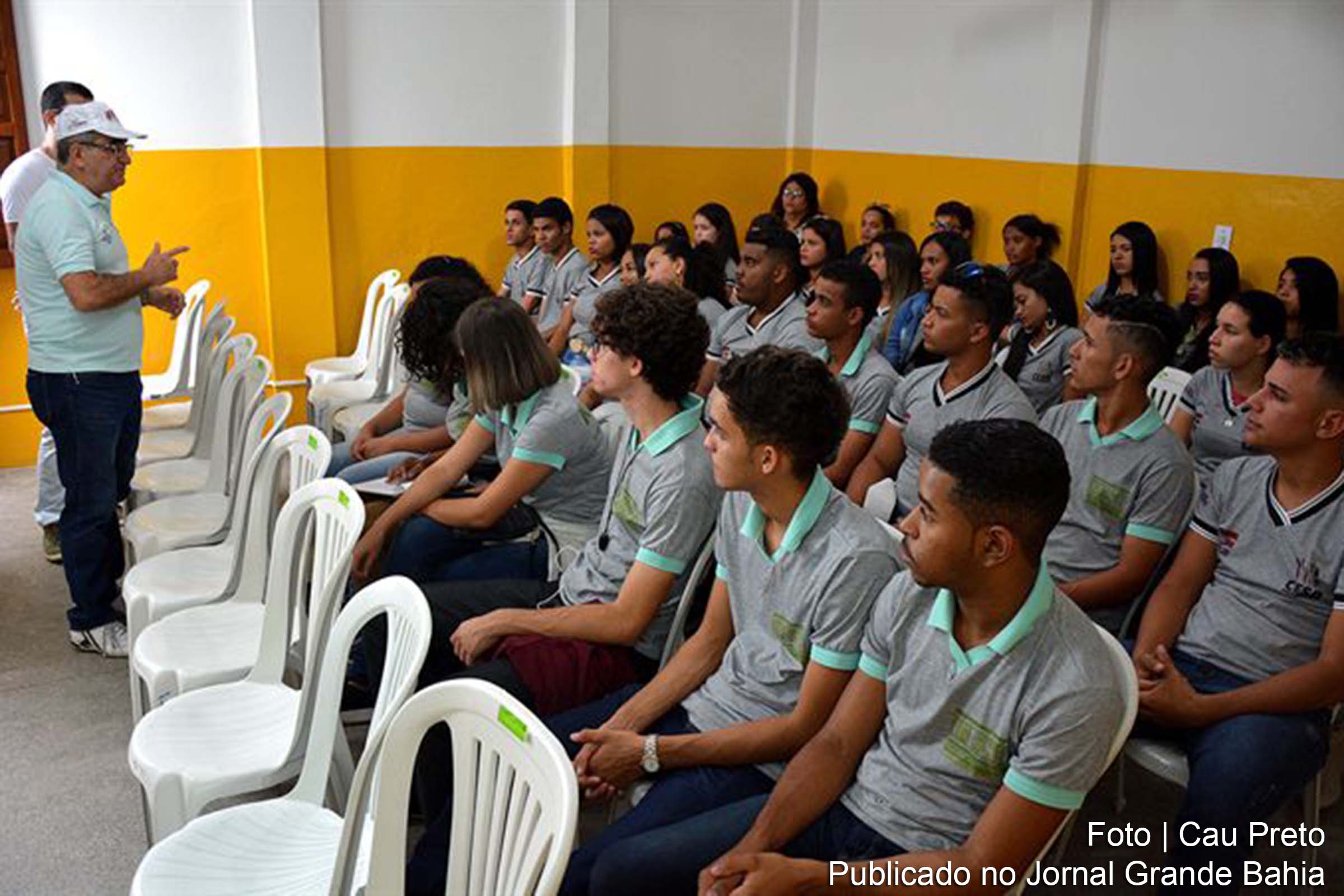 Estudantes do curso de Segurança do Trabalho da Escola Estadual Santa Bernadete visitam a sede do Projeto Feira Produtiva.