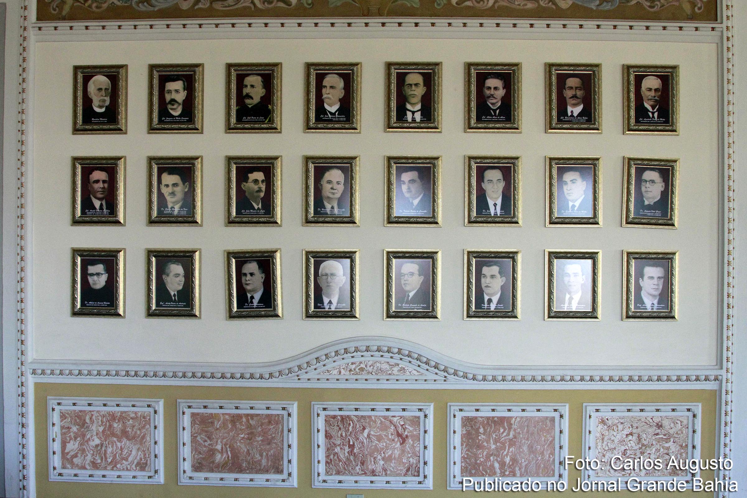 Galeria de ex-prefeitos de Santana, no Salão Nobre do Paço Maria Quitéria.