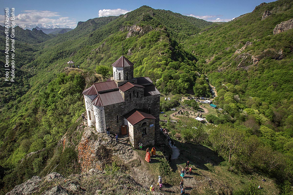 A Igreja de Choana, na República de Karatchaiev-Tcherkássia, é bastante modesta em comparação com os outros edifícios antigos na Rússia. Tem apenas 13 metros de comprimento e dentro não há pinturas ou decorações opulentas.