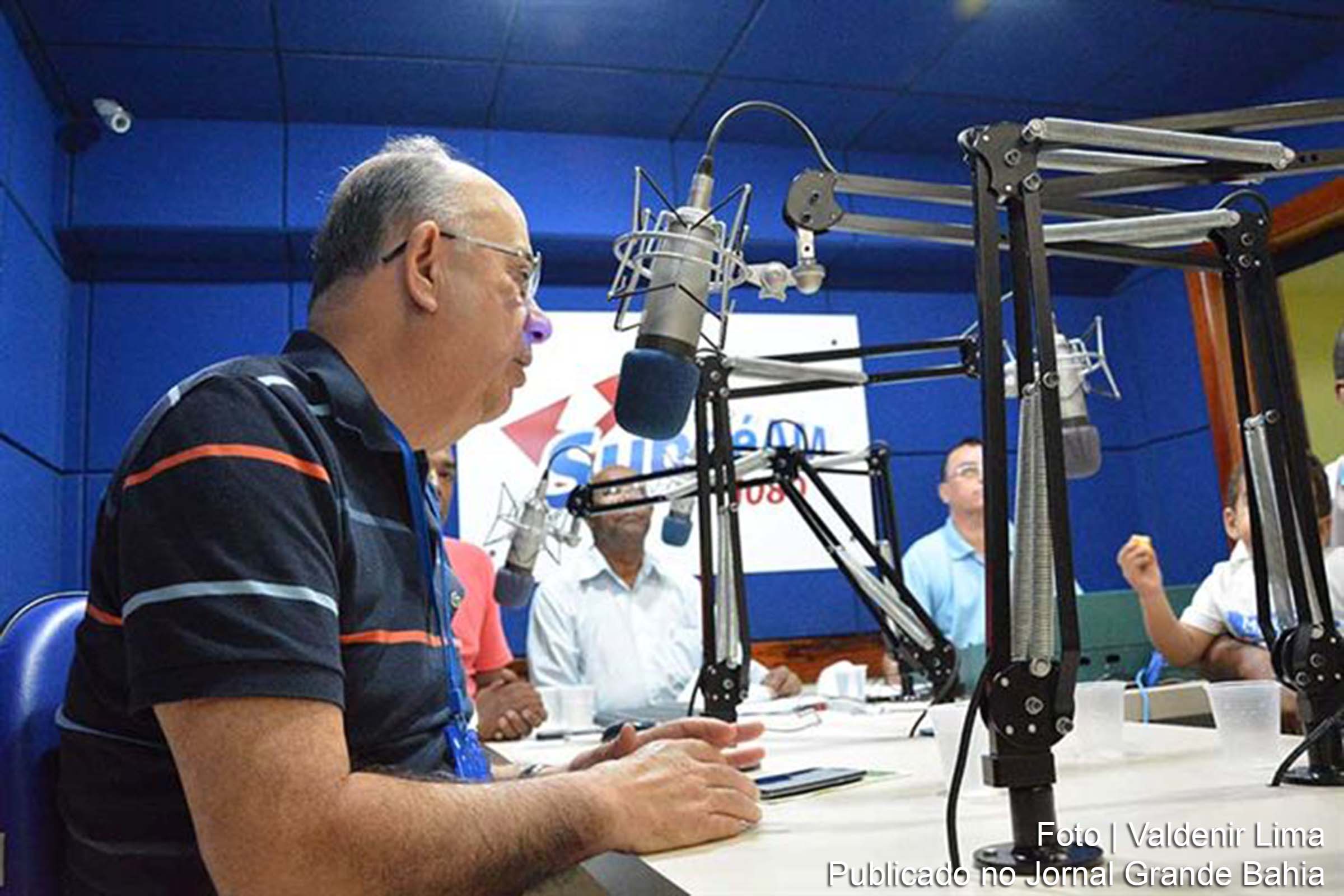 Prefeito José Ronaldo anuncia construção de policlínica no Bairro Baraúnas durante entrevista no programa Silvério Silva, transmitido pela Rádio Subaé AM.