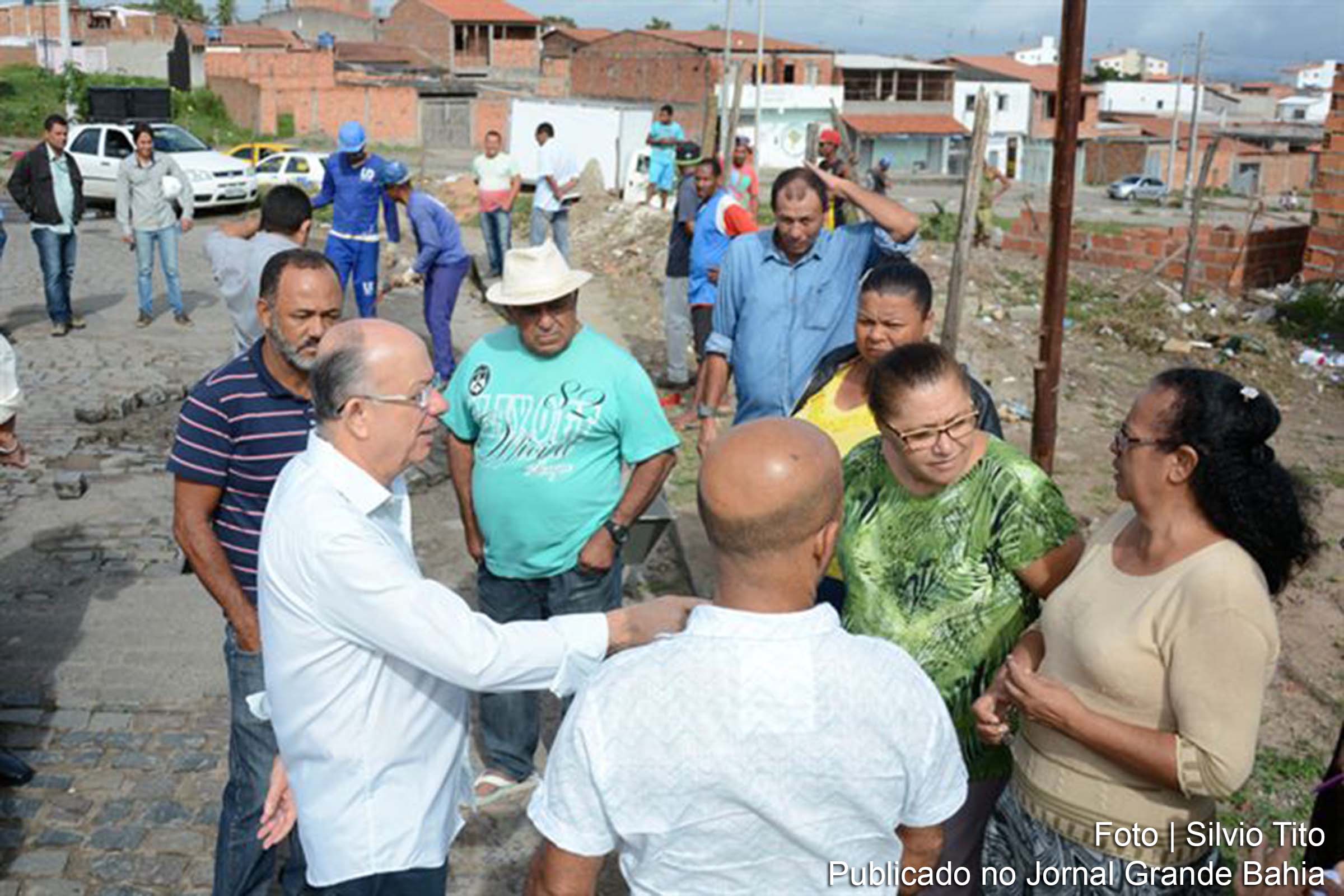 Prefeito José Ronaldo anuncia obras de drenagem na rua Escorpião, no bairro Tomba, em Feira de Santana.