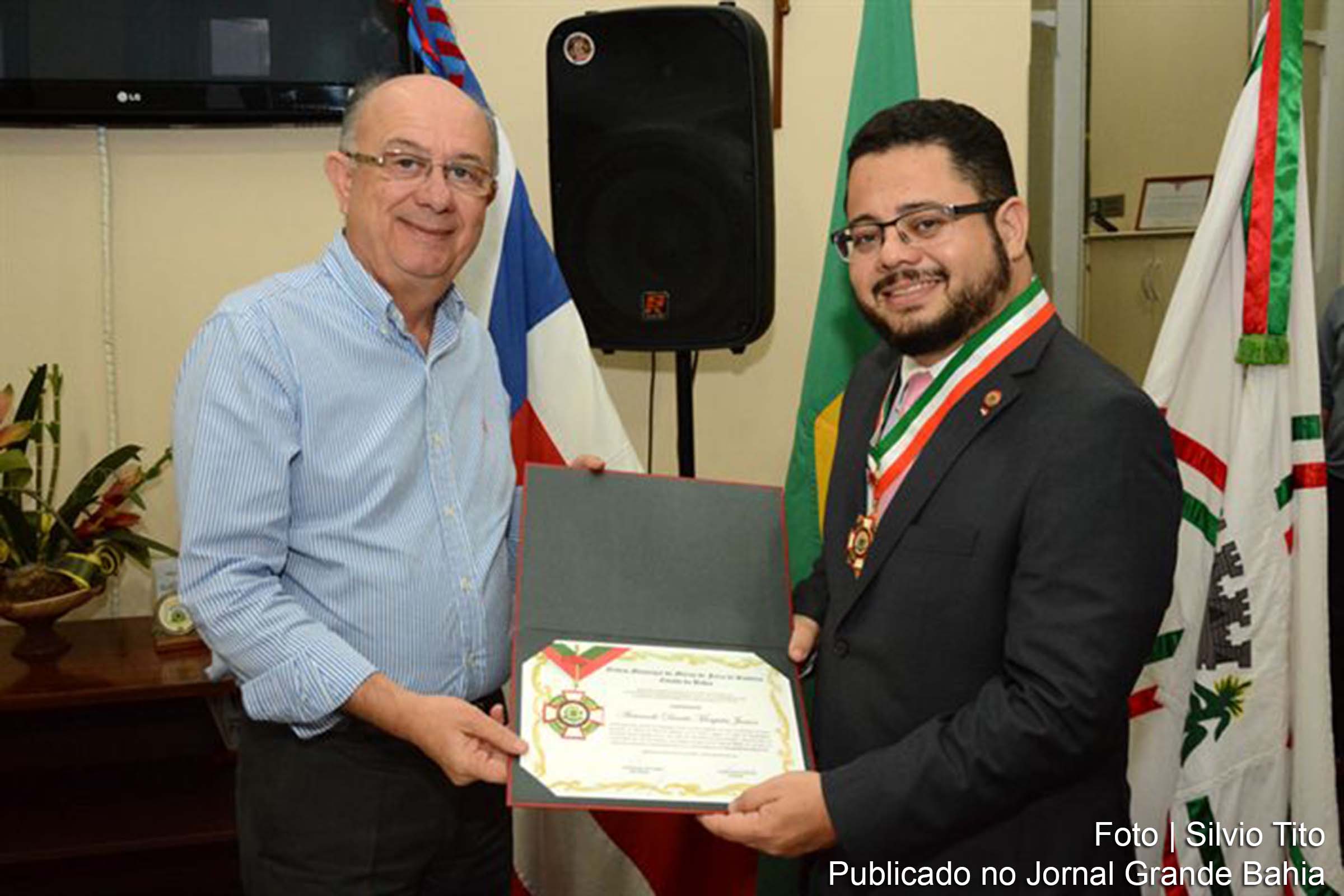 Prefeito José Ronaldo entrega título de comendador ao juiz Armando Duarte Mesquita Neto.