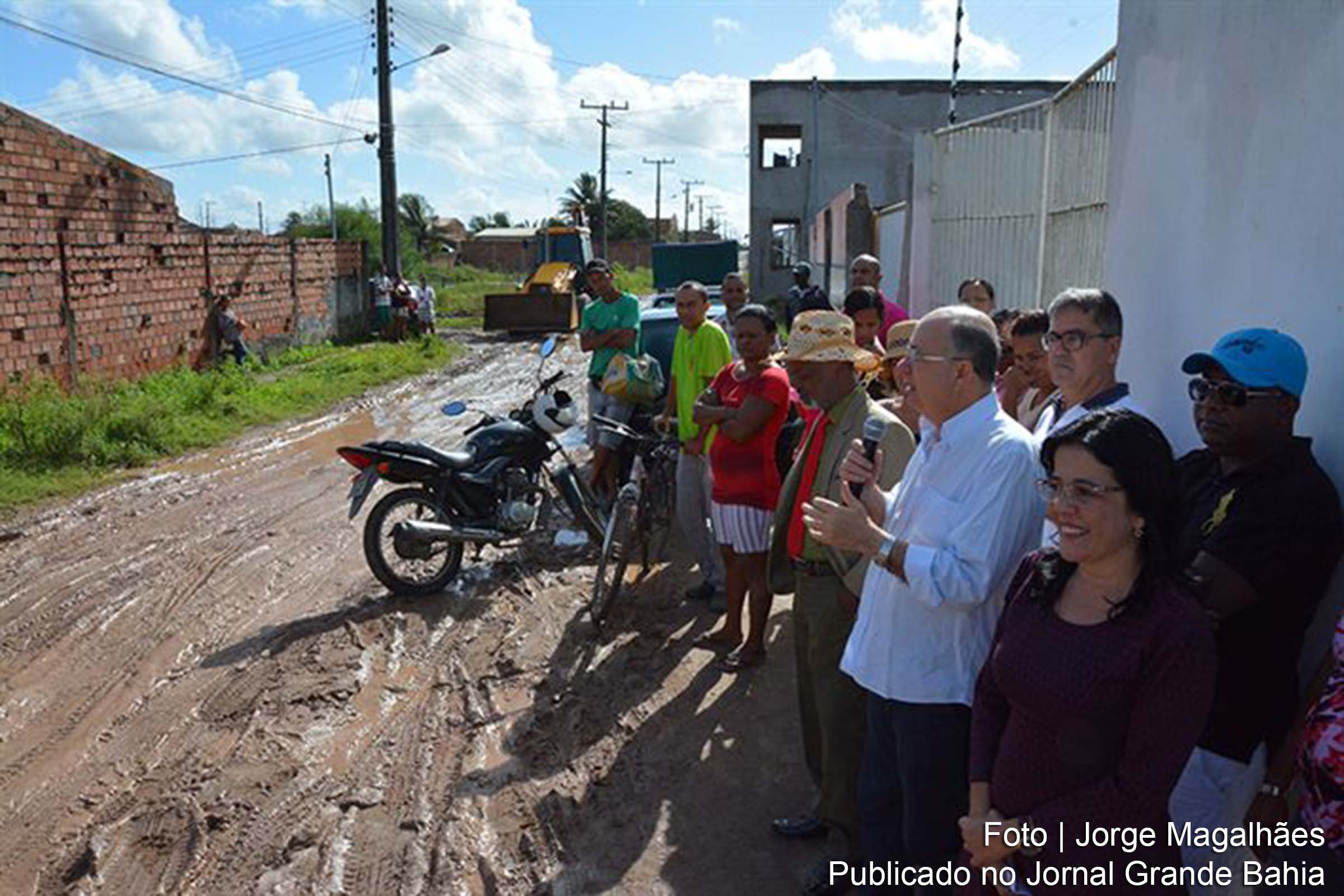 Prefeito José Ronaldo anuncia obras de pavimentação da rua Mundonópolis e da rua Corrente.