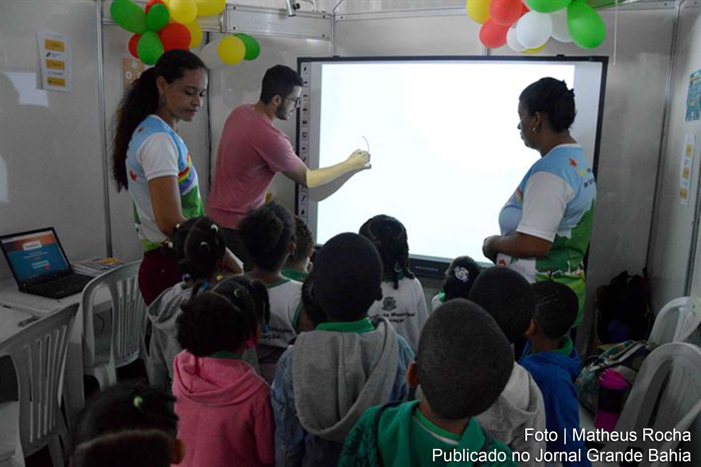 Lousa digital em estande montado na 10ª Feira do Livro de Feira de Santana.