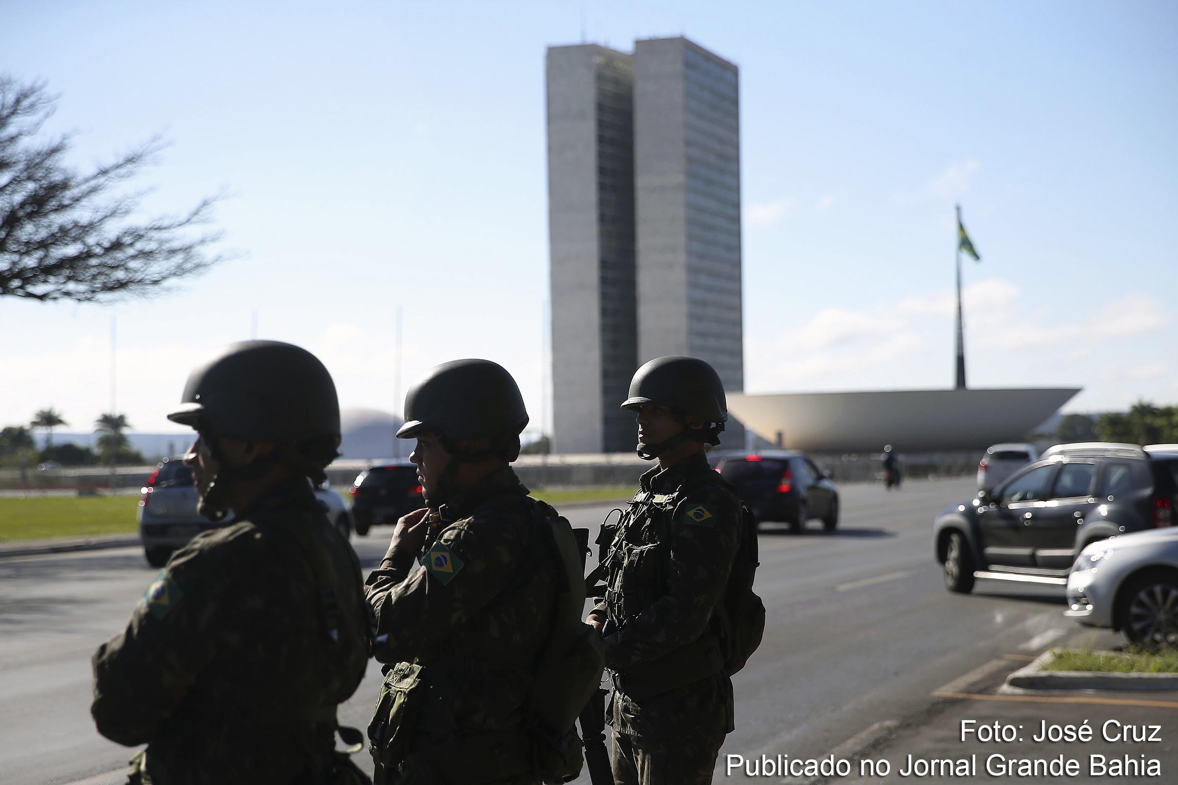 Membros do Exército realizam policiamento em ruas de Brasília.