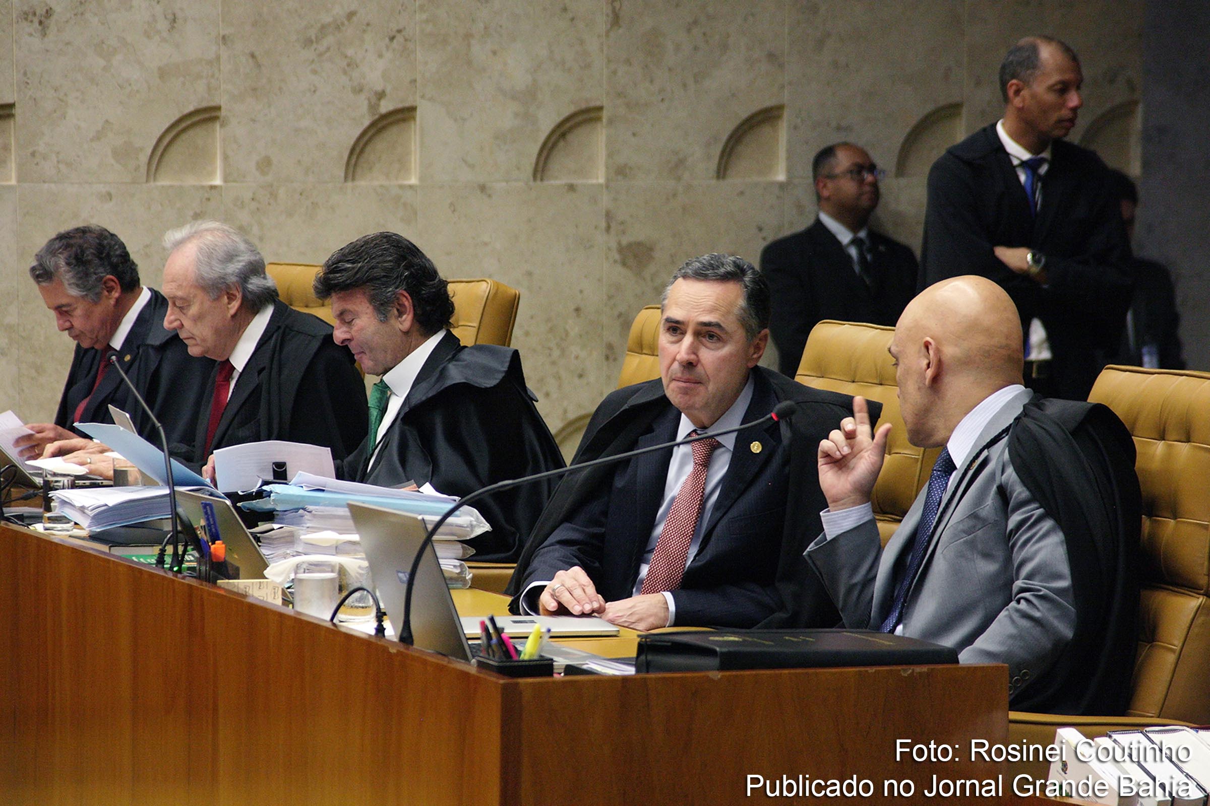 O plenário do Supremo Tribunal Federal (STF) decidiu, por 6 votos a 5, que o ensino religioso nas escolas públicas pode ter natureza confessional, isto é, que as aulas podem seguir os ensinamentos de uma religião específica.