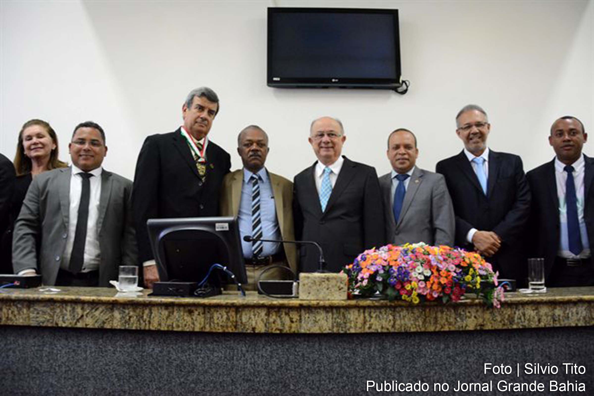 Vice-prefeito Colbert Martins Filho, vereador João dos Santos (João Bililiu) e o prefeito José Ronaldo de Carvalho, além de demais autoridades, durante solenidade.