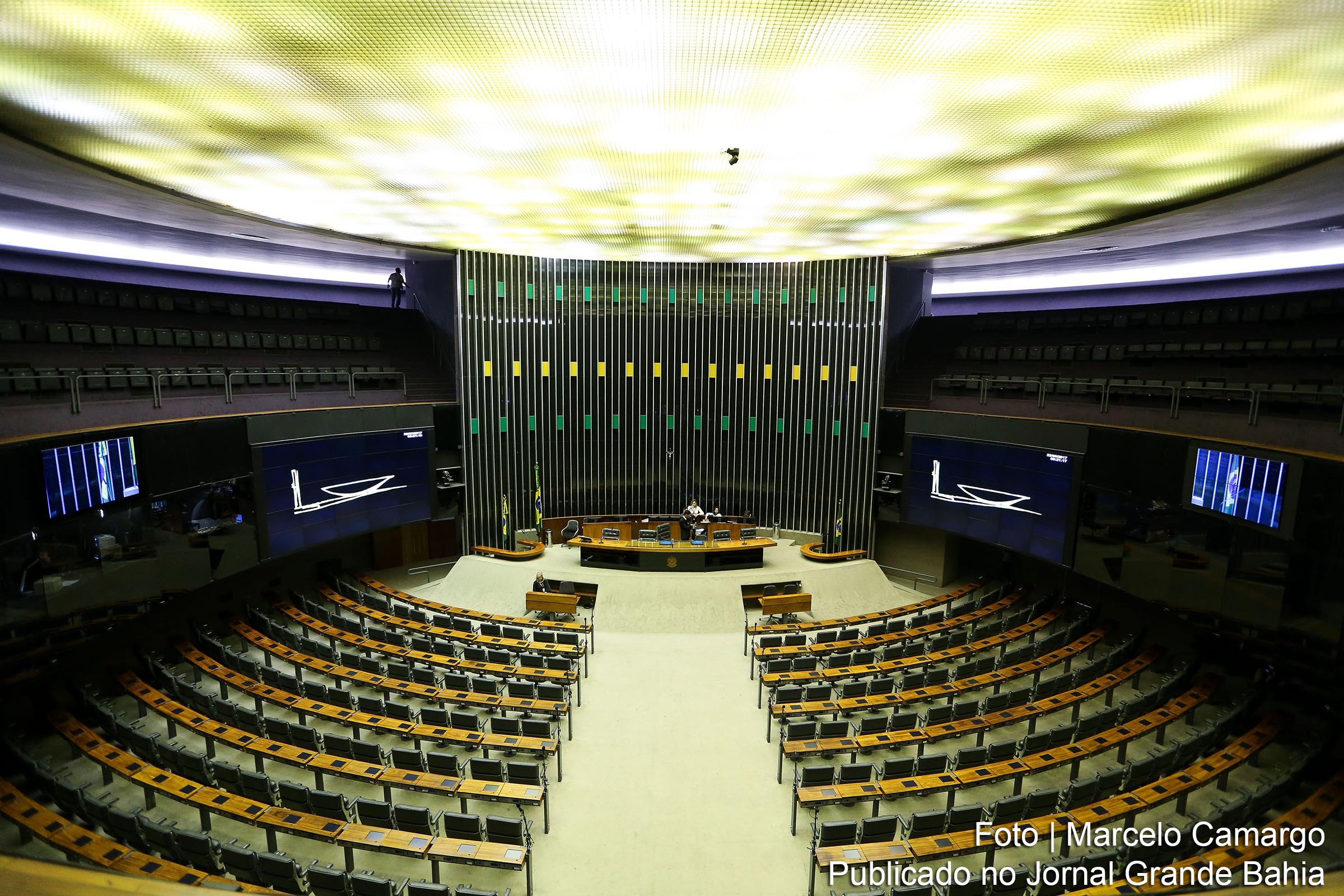 Câmara dos Deputados adia novamente leitura da denúncia da PGR contra presidente Michel Temer.