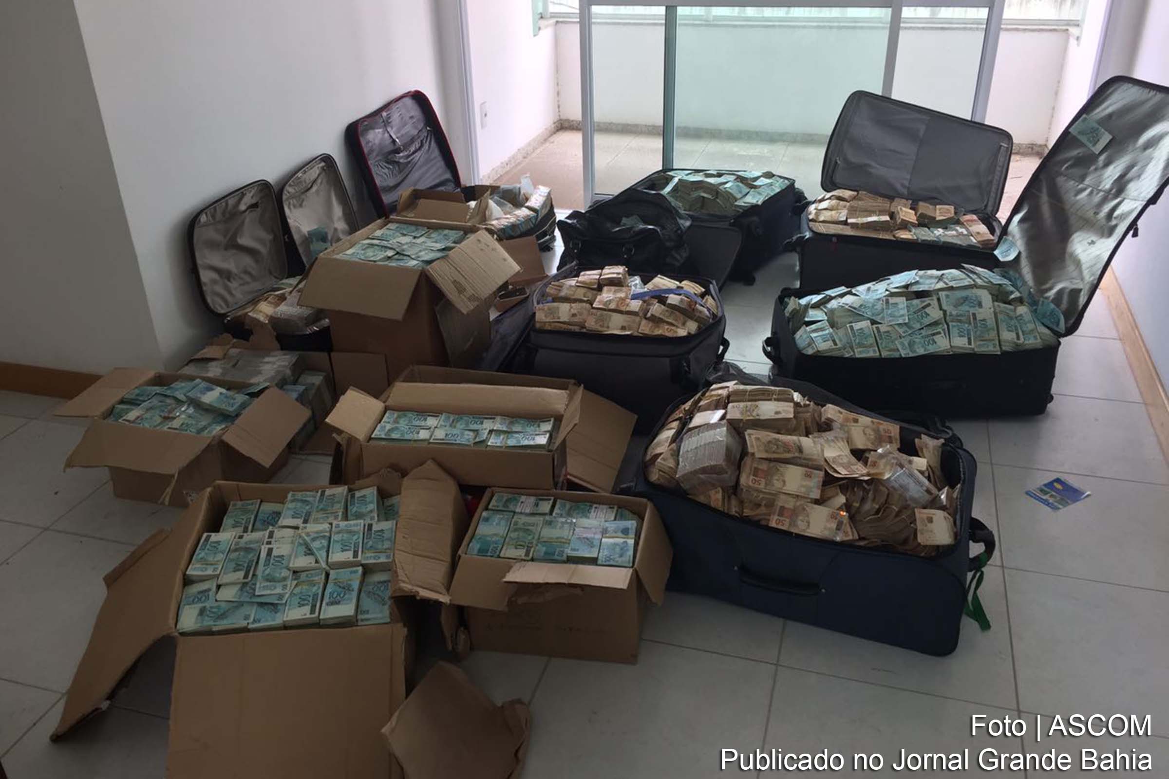 Polícia Federal apreende malas e caixas com dinheiro. Recurso financeiro estava oculto em imóvel localizado no Bairro da Graça, em Salvador. A PF supõe que os recursos são provenientes dos R$ 20 milhões desviados pelo ex-ministro Geddel Vieira Lima, no âmbito do Caso Lava Jato.