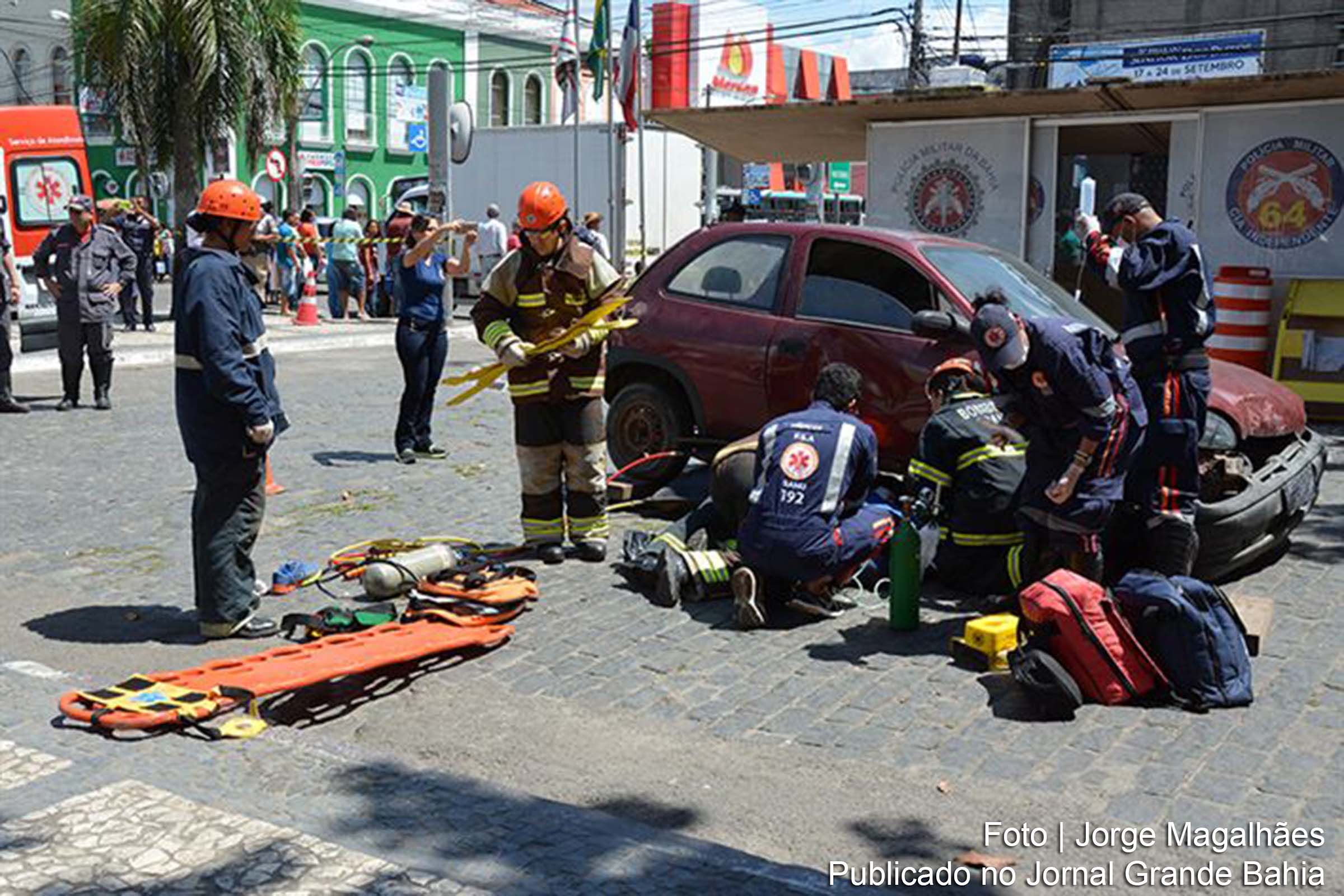 Equipes do SAMU e do Corpo de Bombeiros simulam atendimento de acidente entre carro e moto na avenida Getúlio Vargas, em Feira de Santana.
